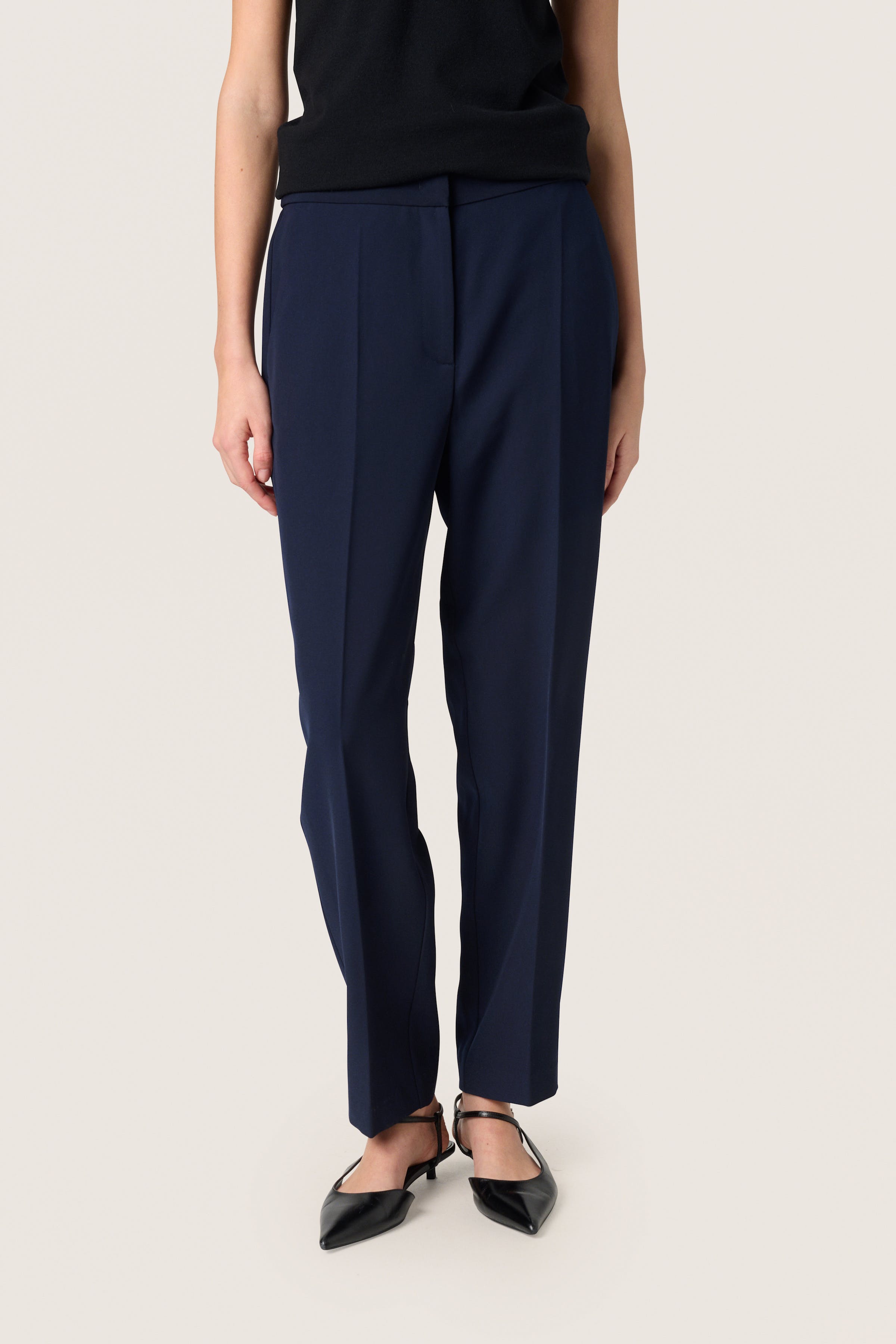 SLCewtona Byxor LOOKBOOK FRONT 30408329-193924