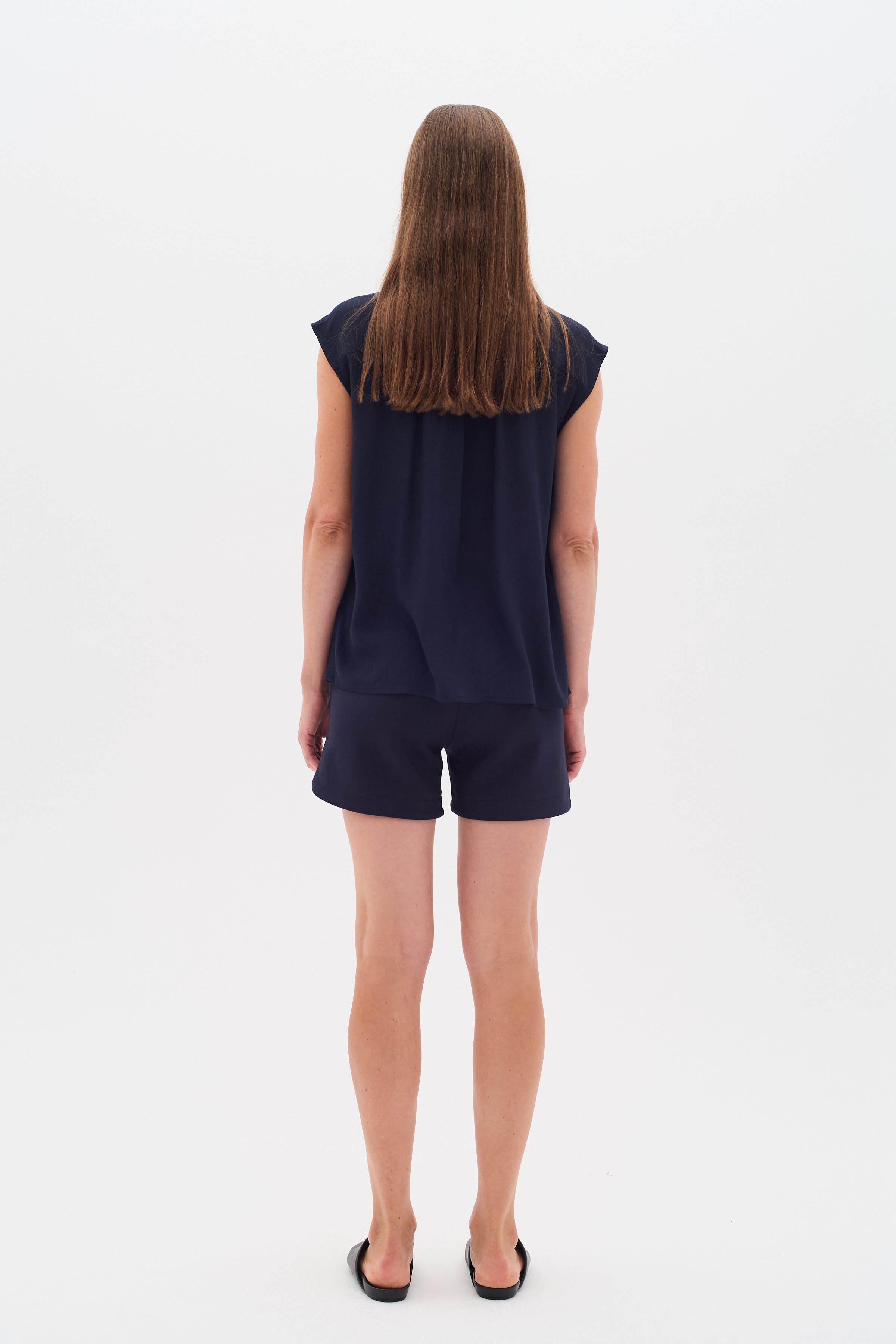 HenniehIW Shorts LOOKBOOK BACK 30110370-300005