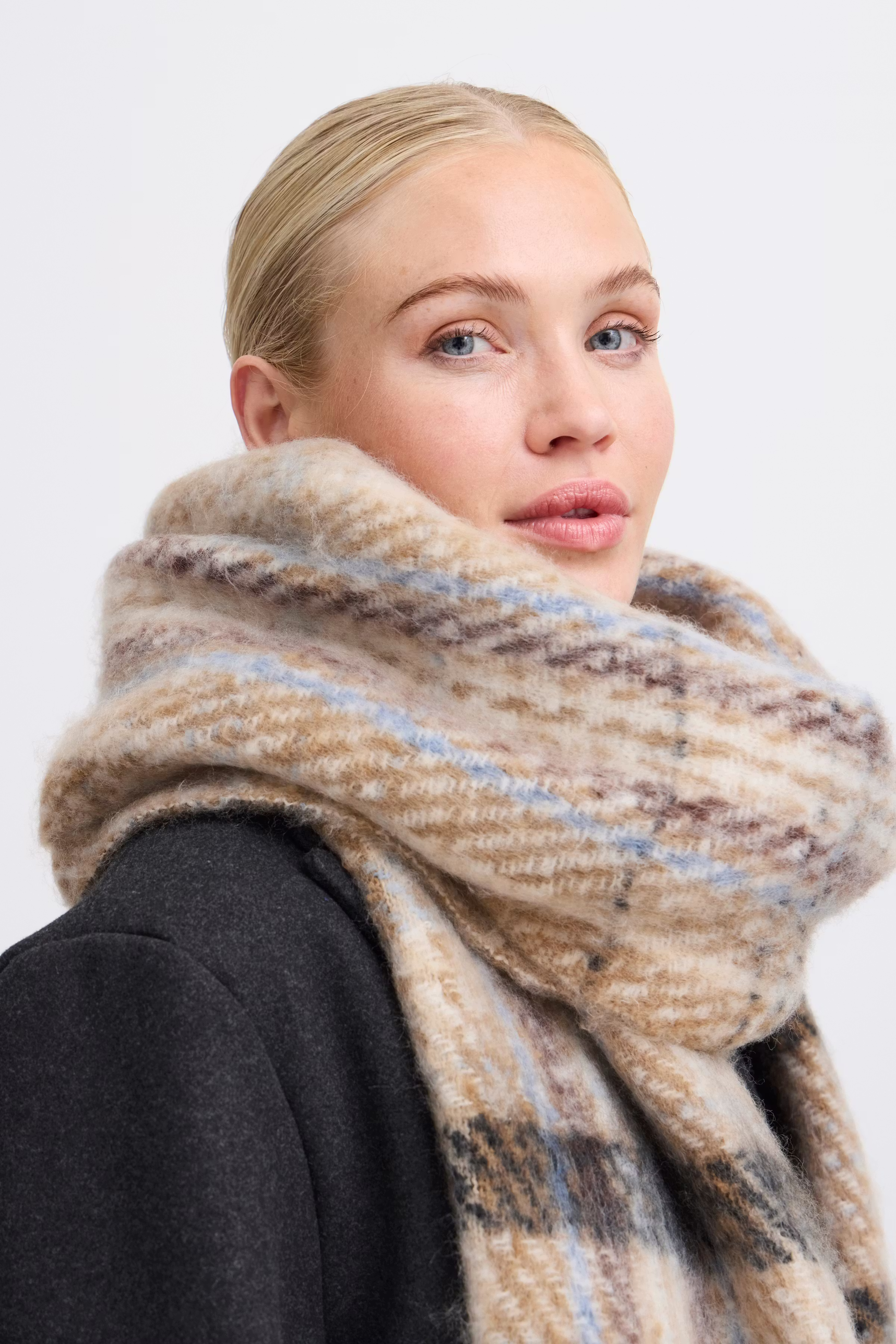 BAWILDE Skjerf LOOKBOOK FRONT 20815430-203286