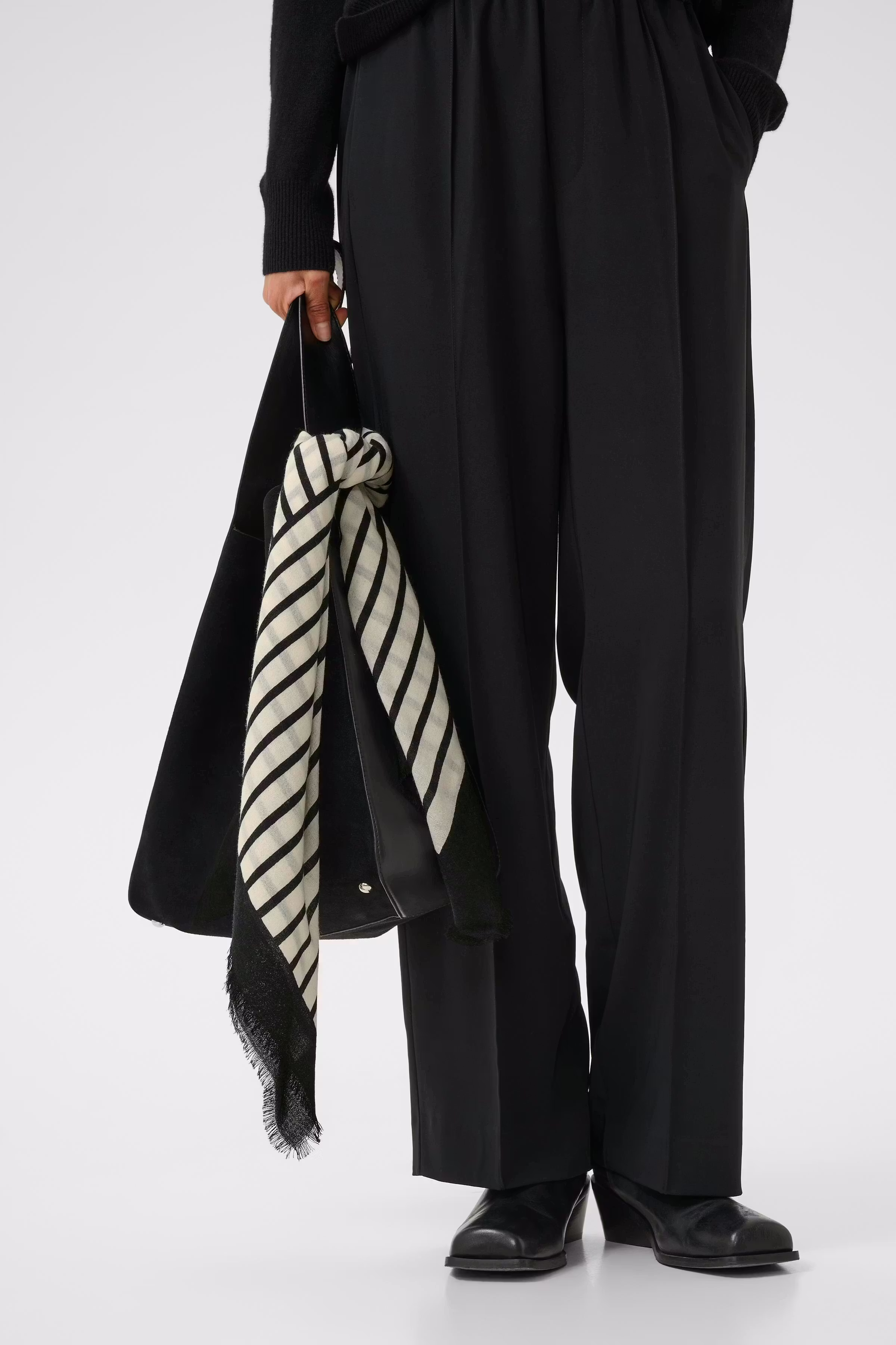 AmiIW Scarf LOOKBOOK DETAIL 30110773-304069