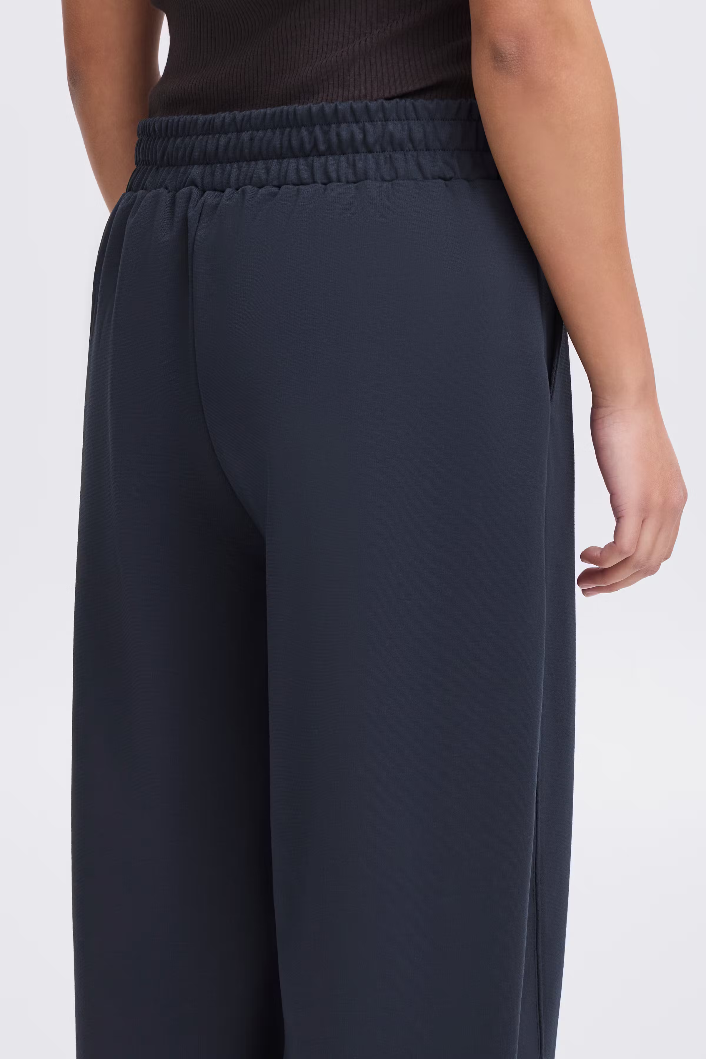 IXKATE BARREL Trousers LOOKBOOK DETAIL 20123727-194010