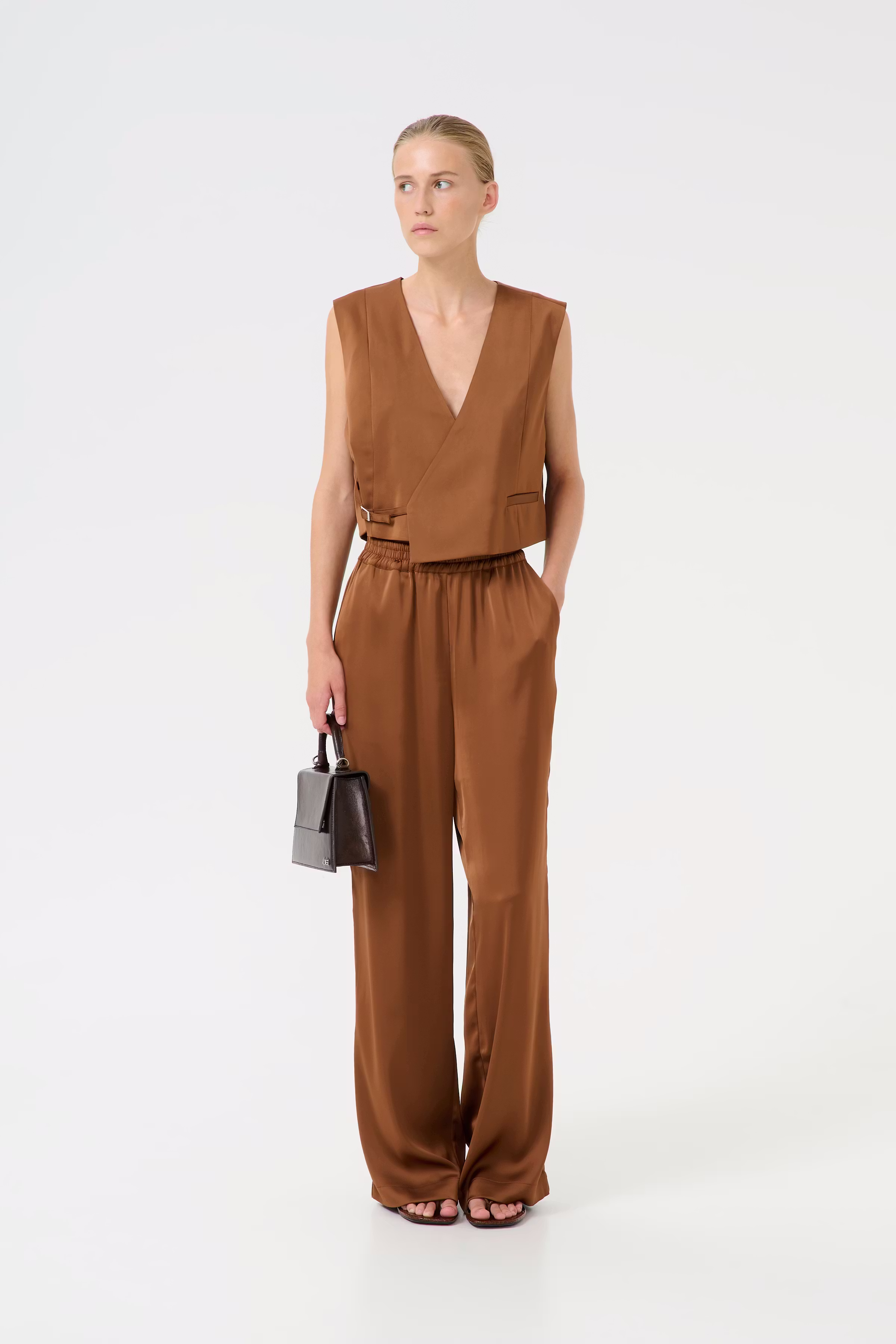 GZlia Väst LOOKBOOK FRONT 10910236-191227