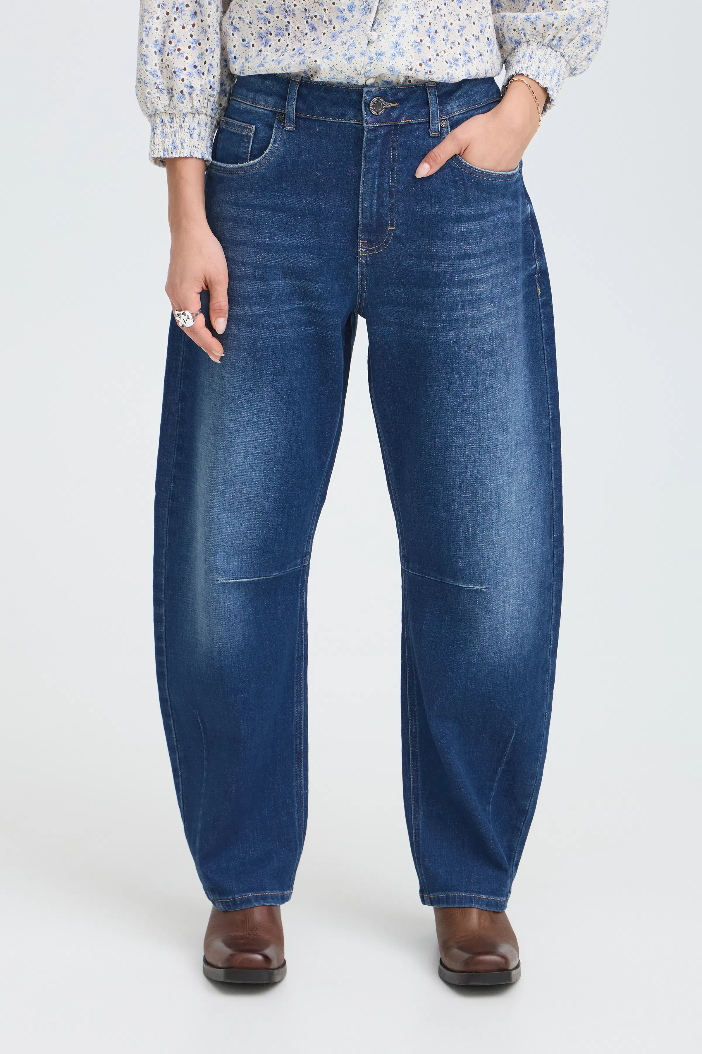 PZANNI HW JEANS BARREL LEG LOOKBOOK FRONT 50210210-200002