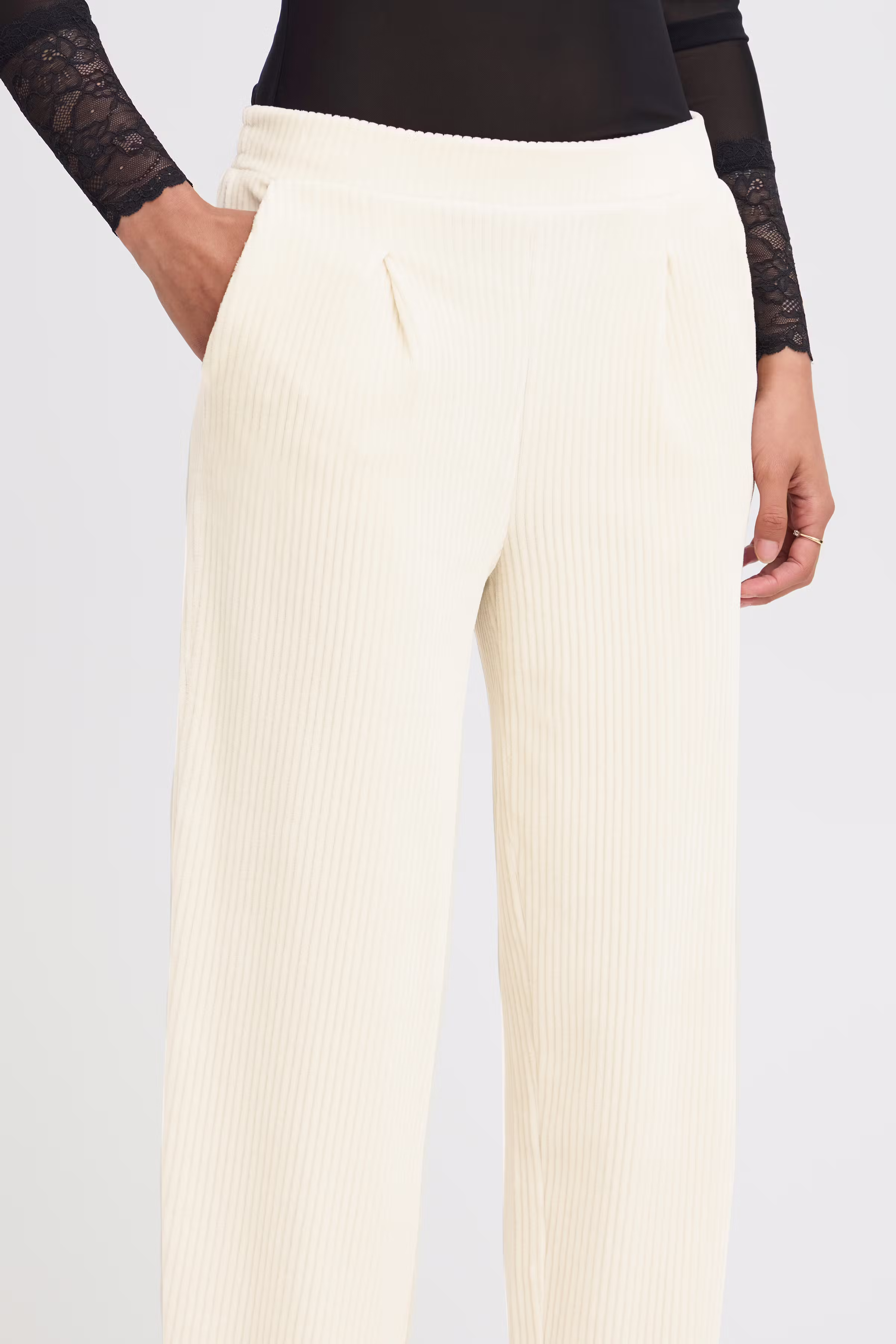 IHTAMARY Byxor LOOKBOOK DETAIL 20121620-124301