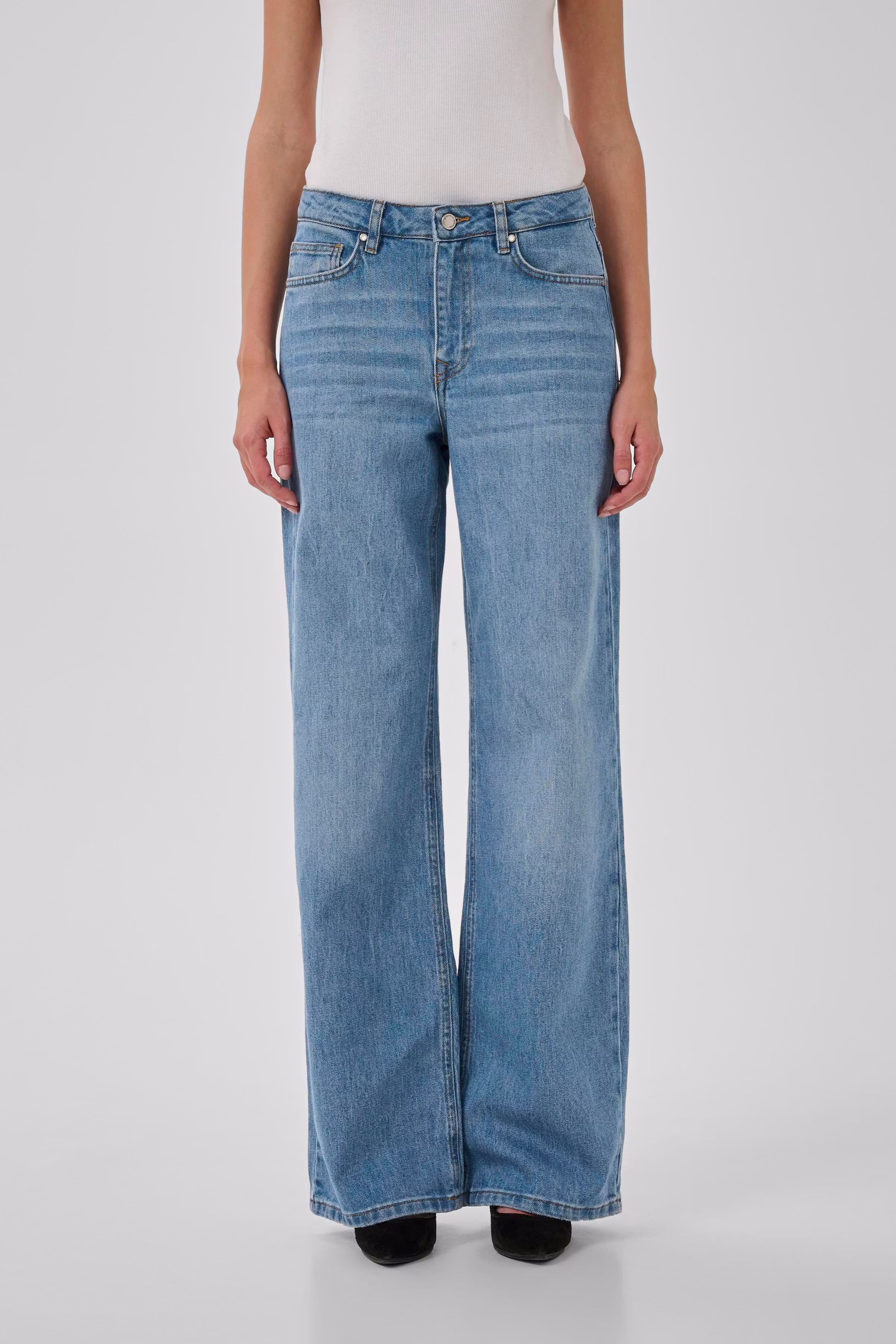 05 THE LOUIS HIGH WIDE JEANS LOOKBOOK FRONT 10704222-100054