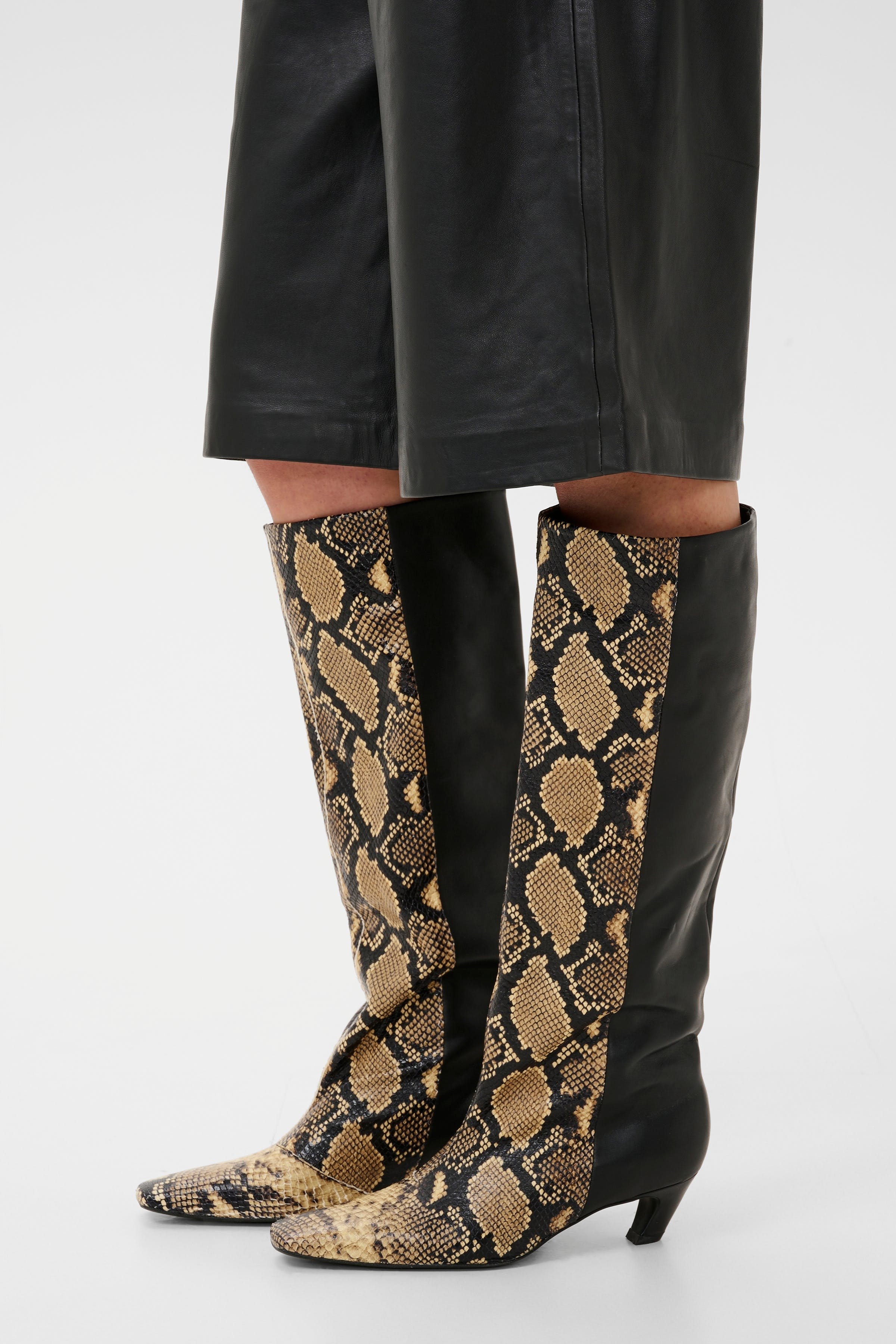 GZbobbie Boots LOOKBOOK FRONT 10911131-109173