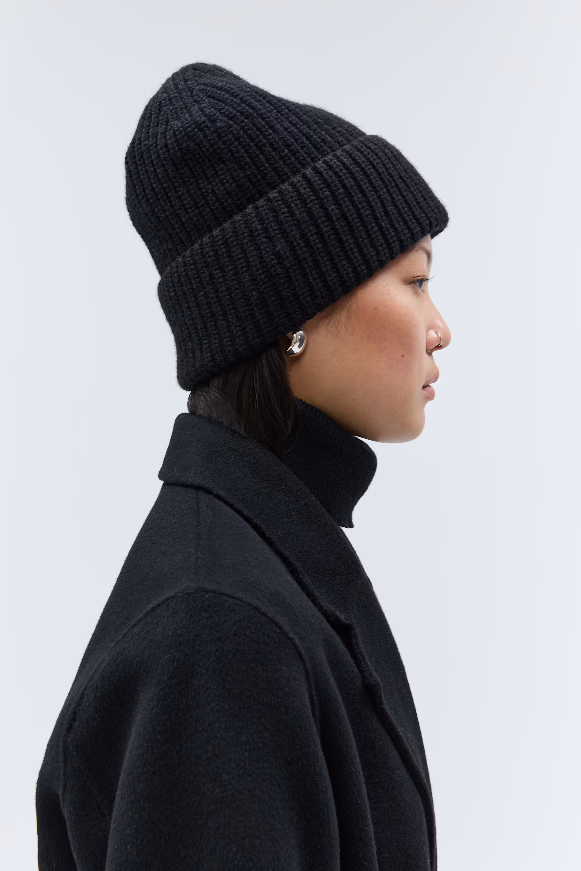IOAMBER BEANIE LOOKBOOK FRONT 30600716-BK999