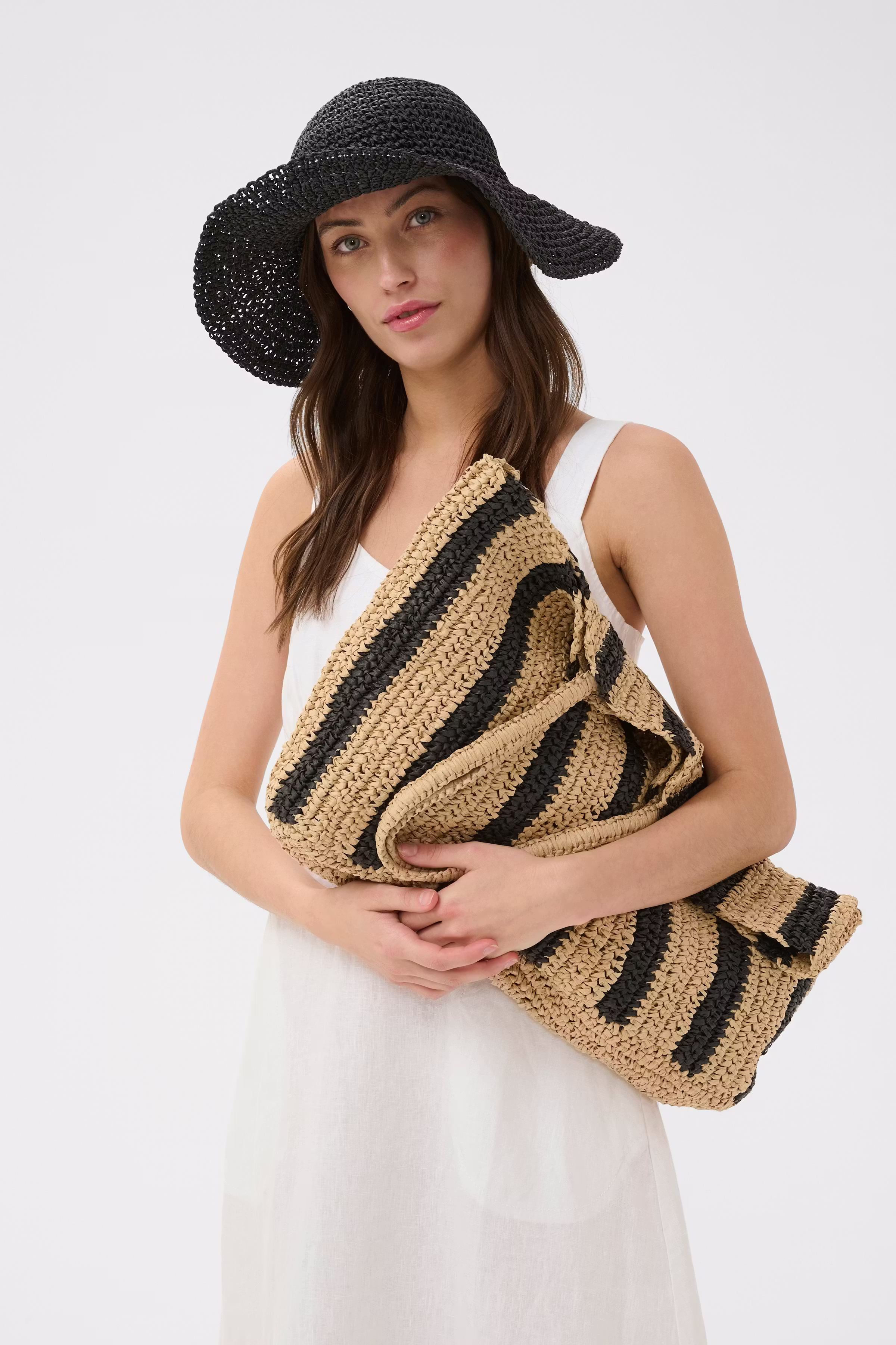 PoulinePW Hatt LOOKBOOK FRONT 30306884-194008