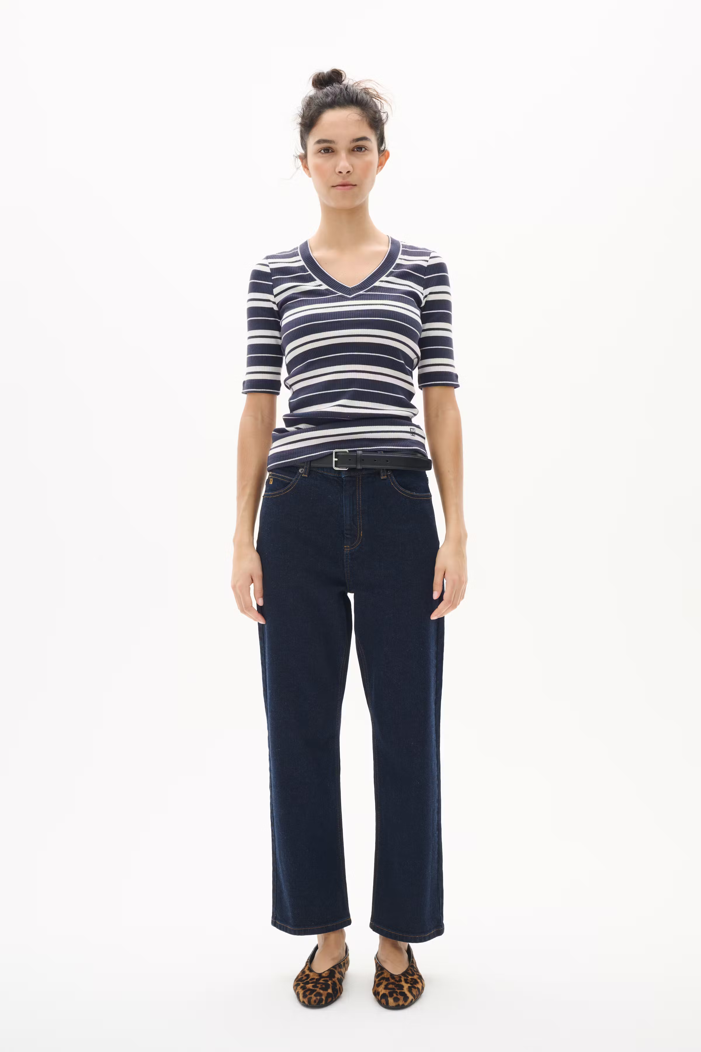 DagnaIW Striped V T-shirt LOOKBOOK FRONT 30107270-303827