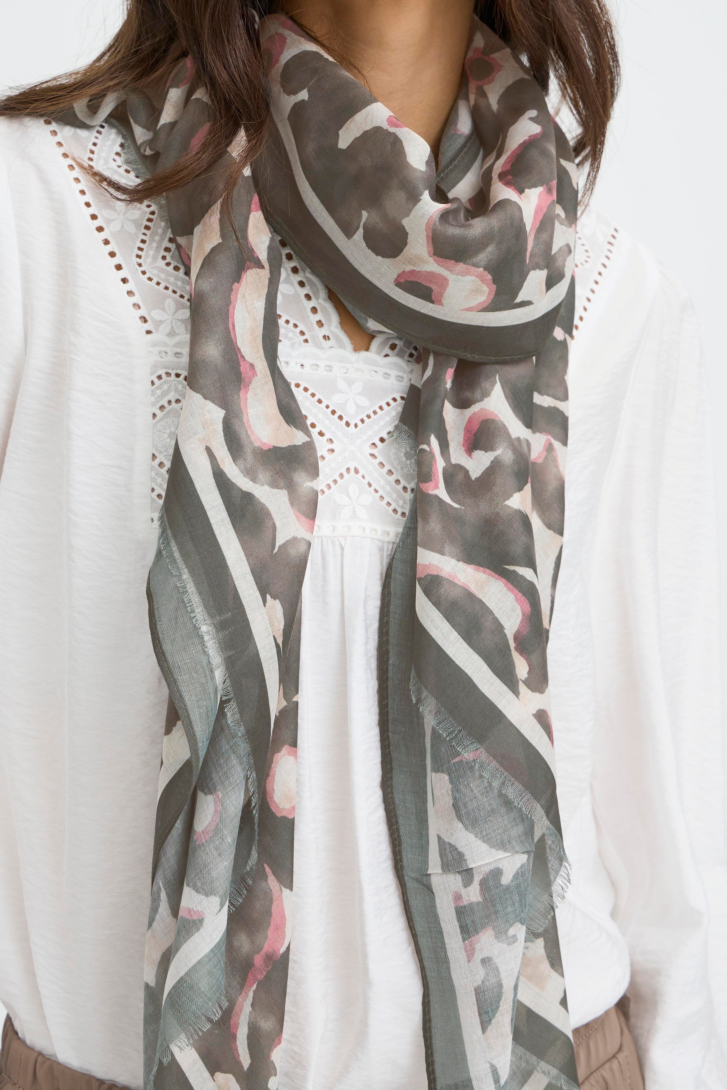 FRSANNI Scarf LOOKBOOK FRONT 20617647-900004461