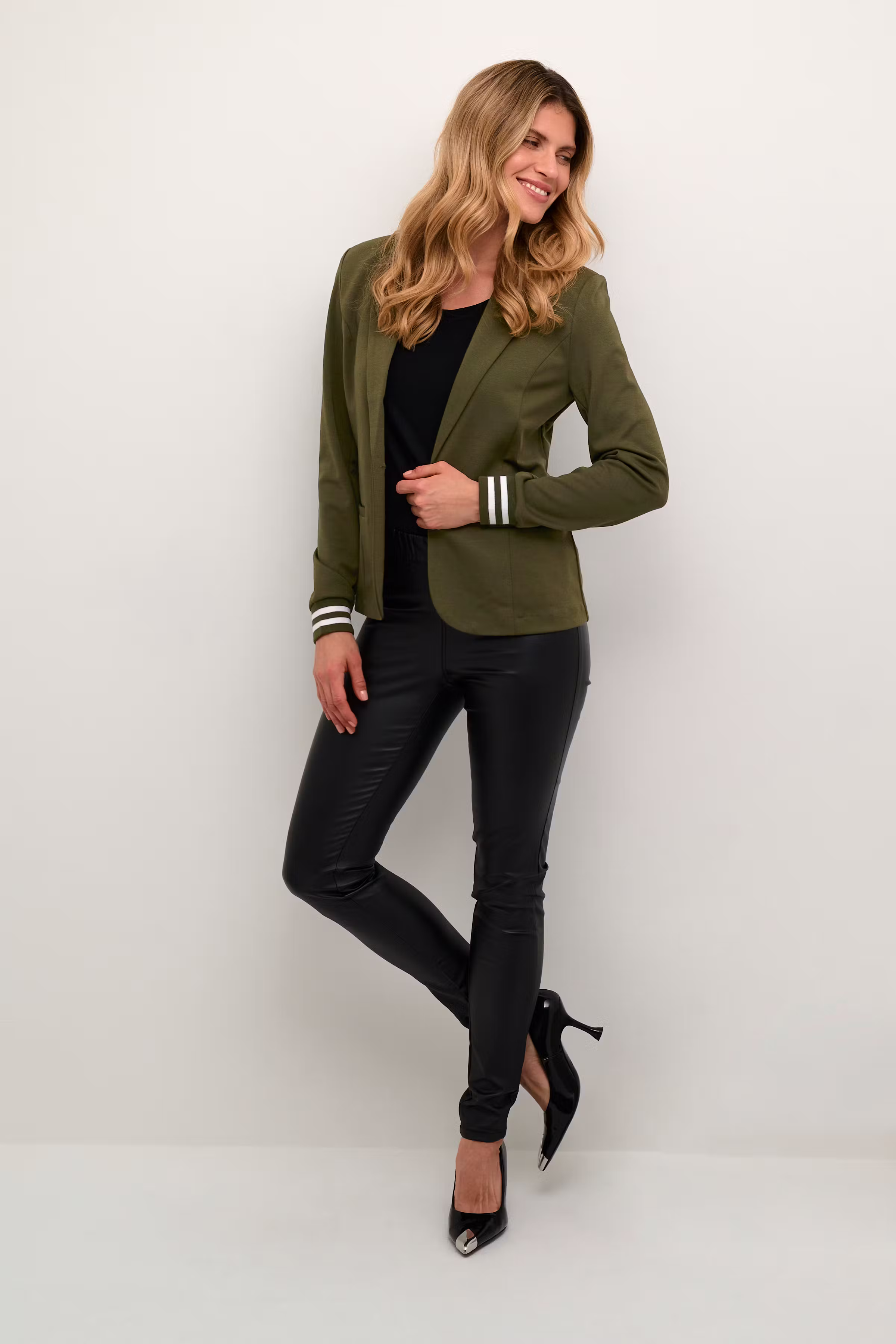 KAKinnie Blazer LOOKBOOK FRONT 10550800-105071