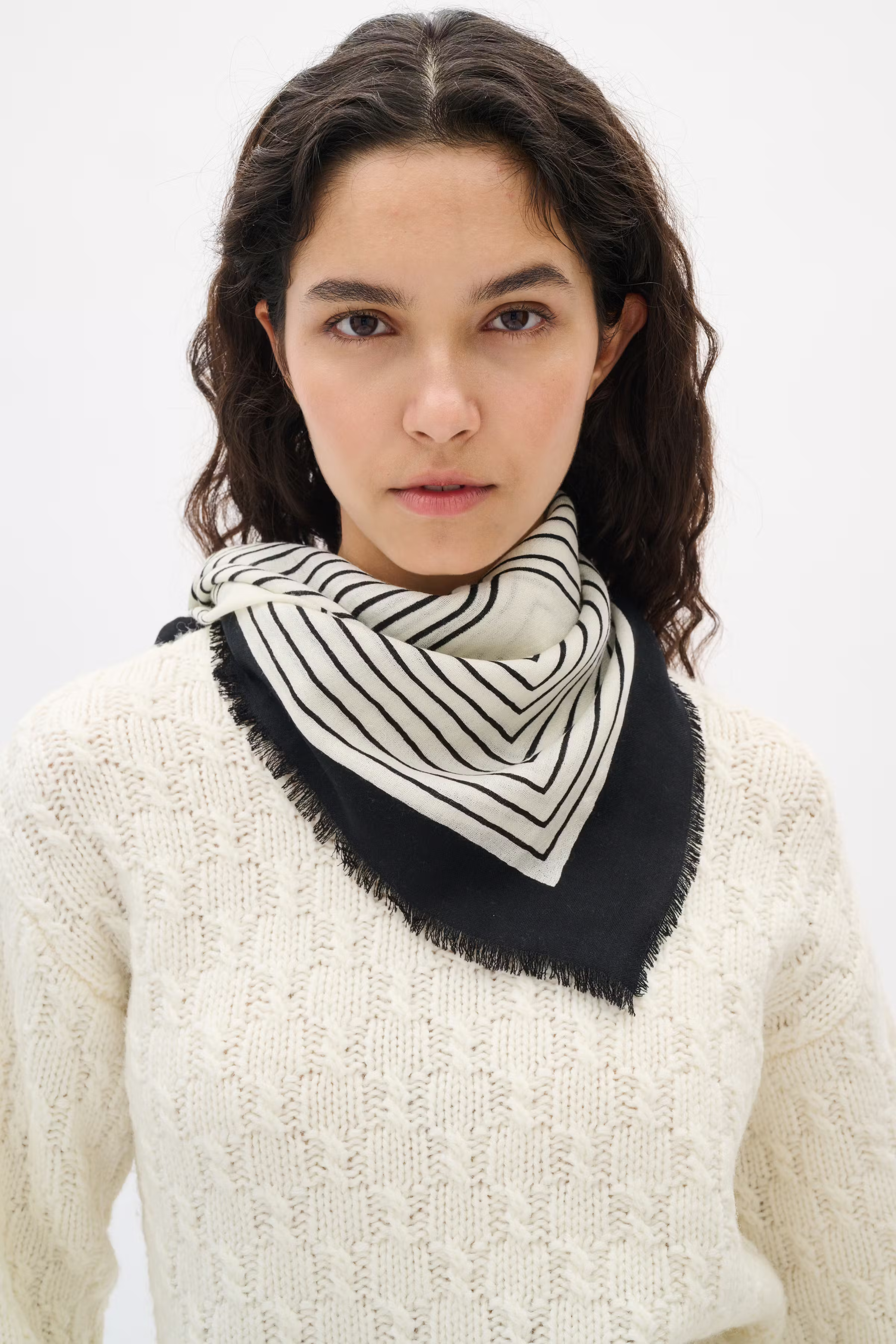 AmiIW Scarf LOOKBOOK FRONT 30110773-110701