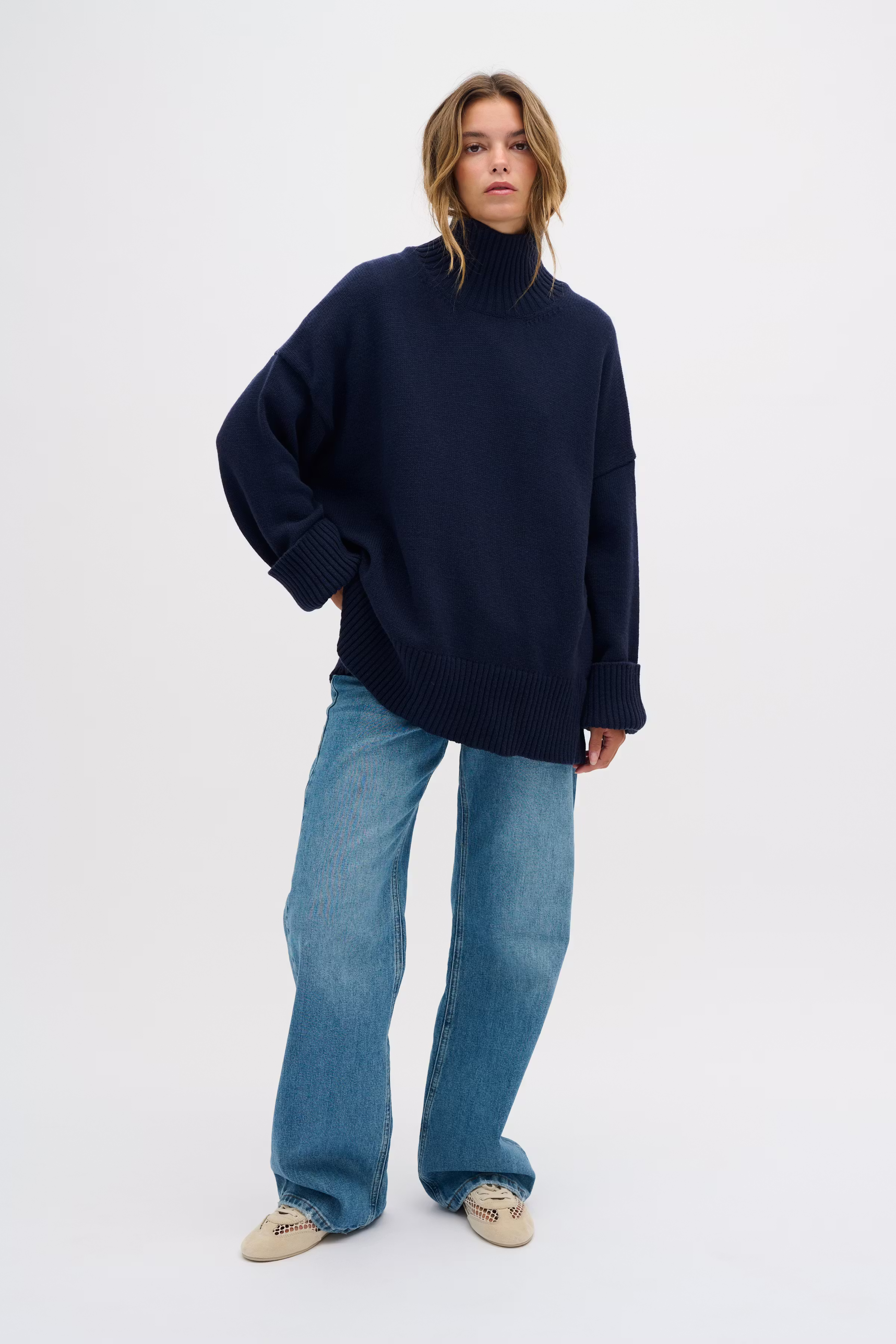 LisbonMW High Neck LOOKBOOK FRONT 10704985-107018