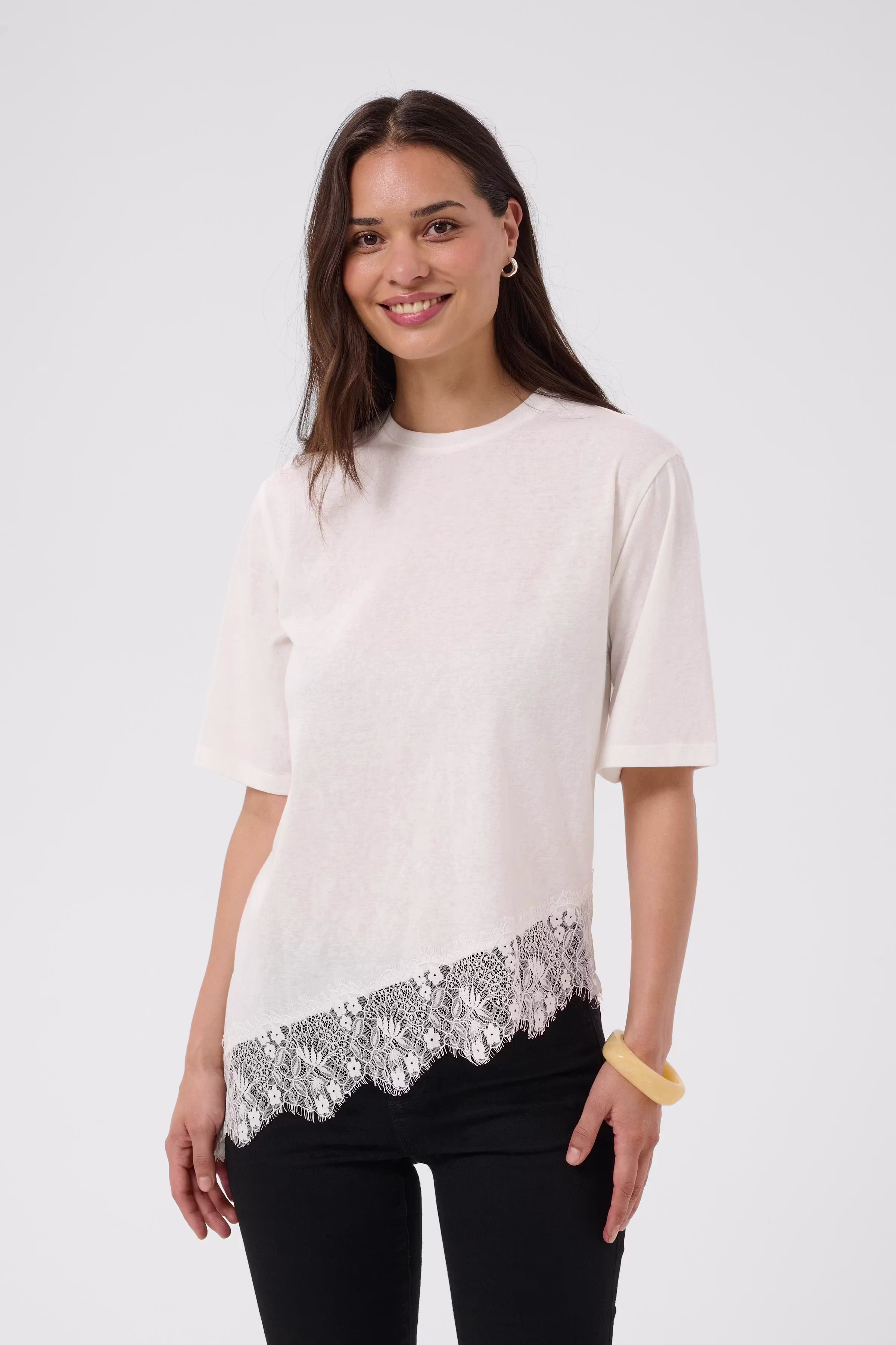 KAmelis T-shirt LOOKBOOK FRONT 10512730-110602