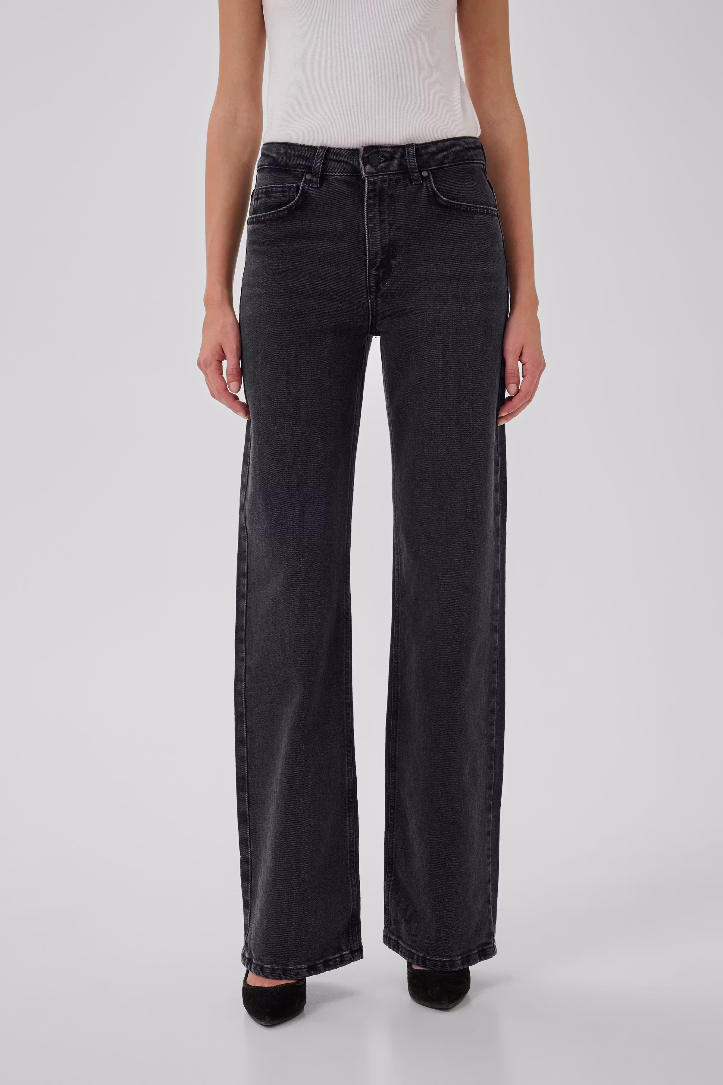 05 THE LOUIS HIGH WIDE JEANS LOOKBOOK FRONT 10704222-100070