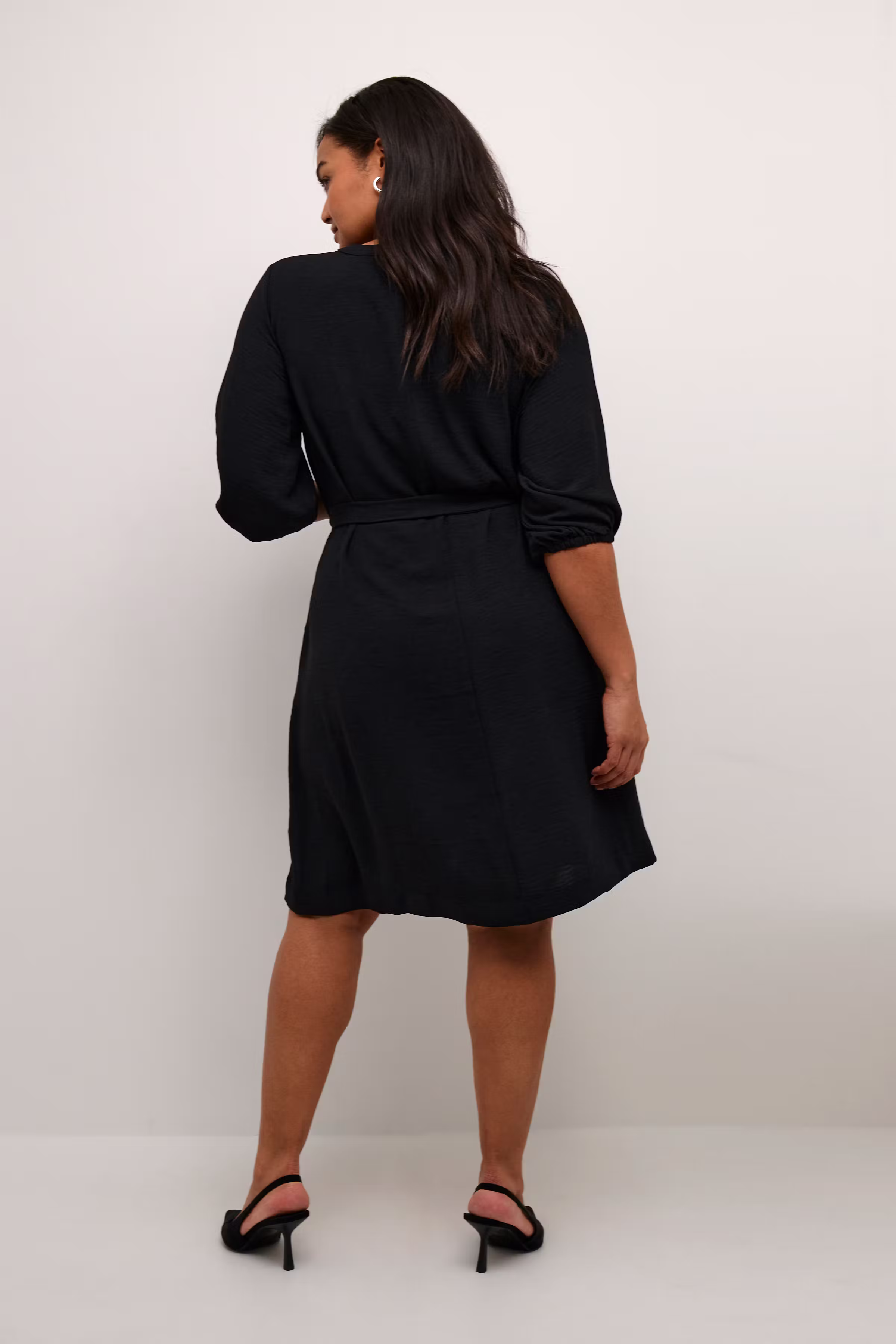 KCdeva Kleid LOOKBOOK BACK 10582524-100121