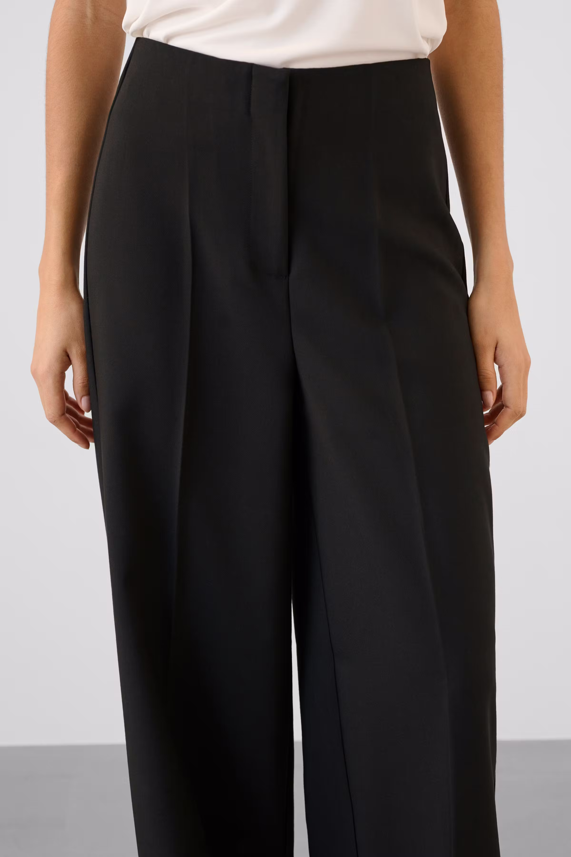 SLCorinne Wide Hose LOOKBOOK DETAIL 30407228-40050