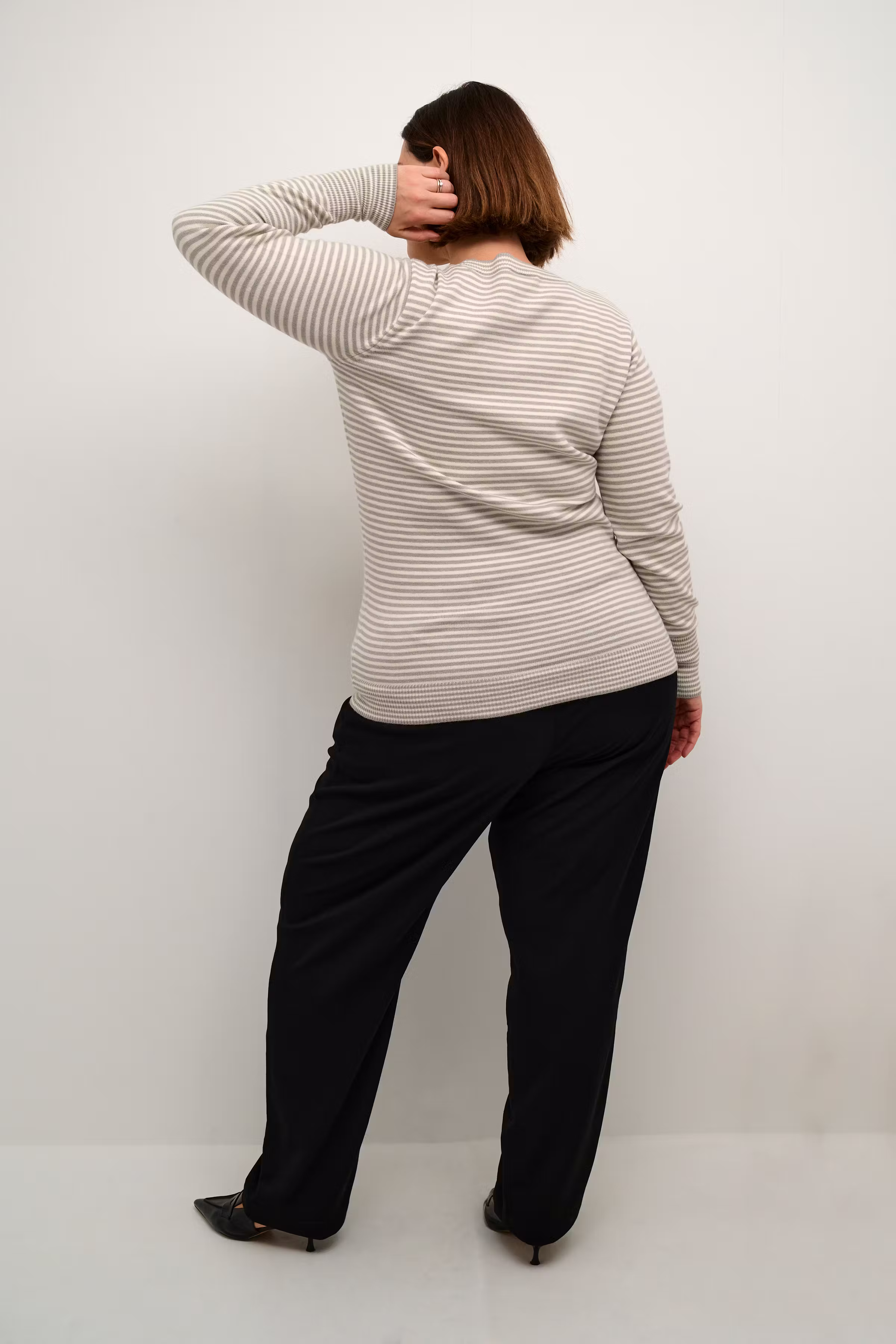 KCnalia Pullover LOOKBOOK BACK 10582708-106695