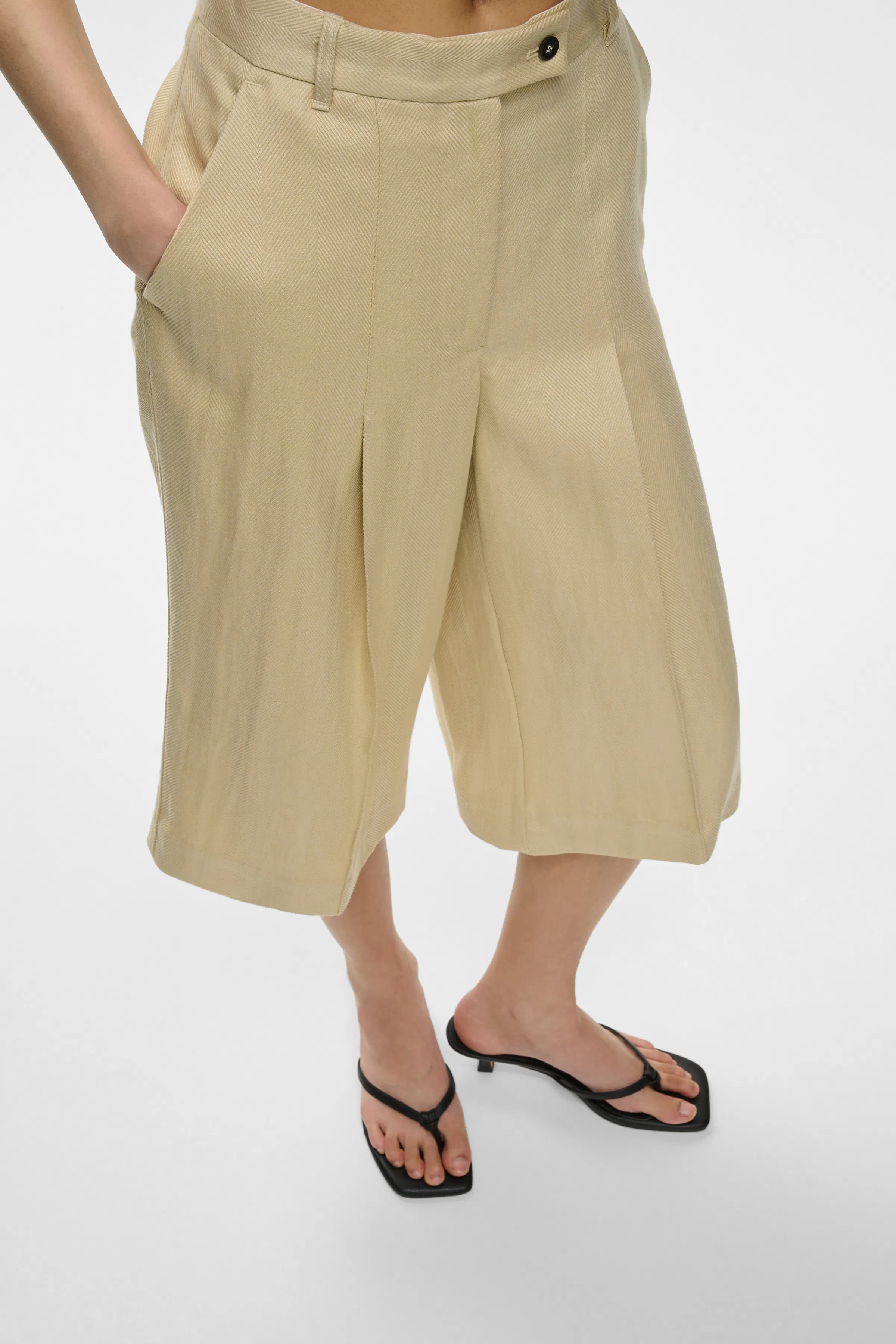 IOPLUM Shorts LOOKBOOK FRONT 30600633-BE458