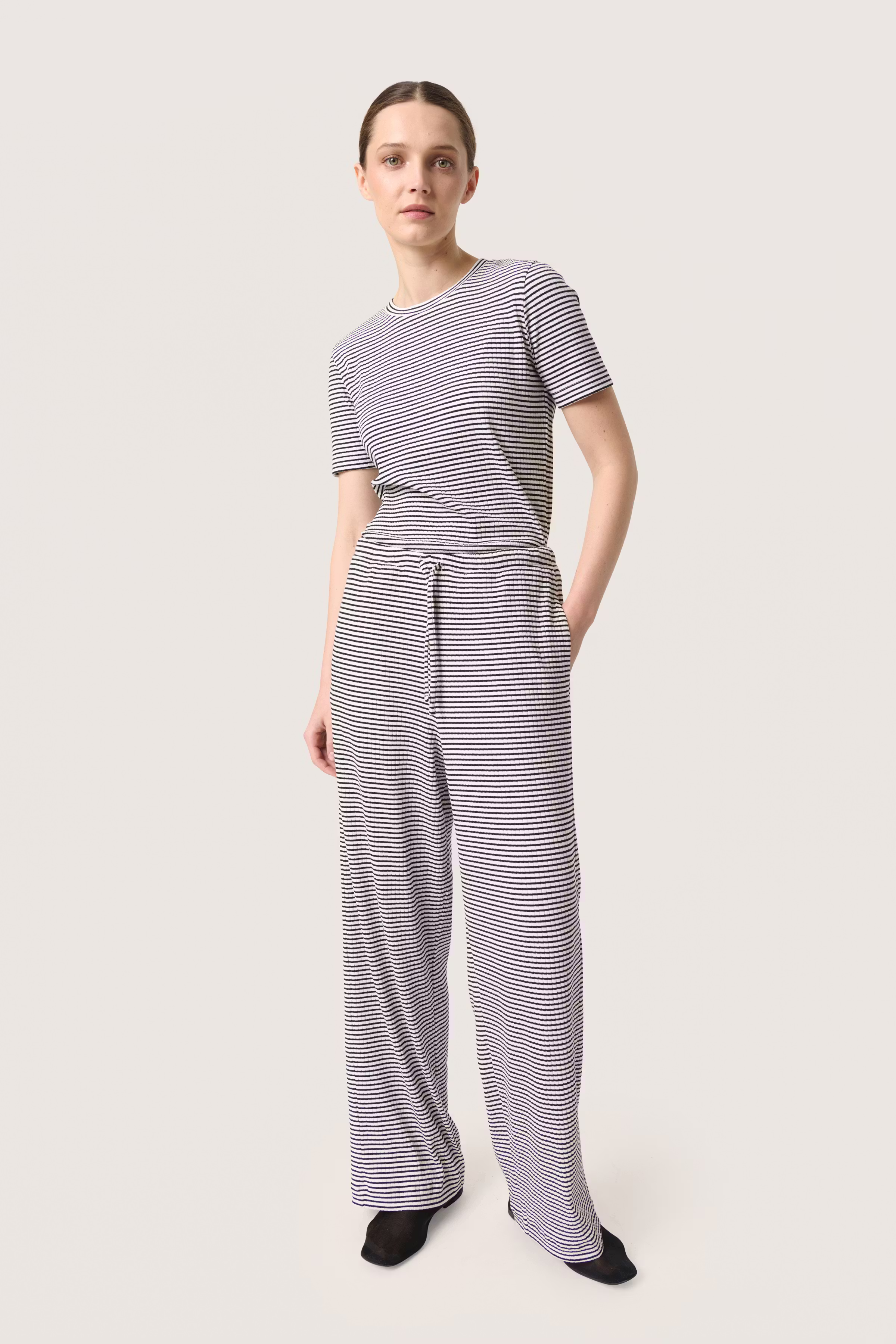 SLCalva Hose LOOKBOOK FRONT 30408142-303564