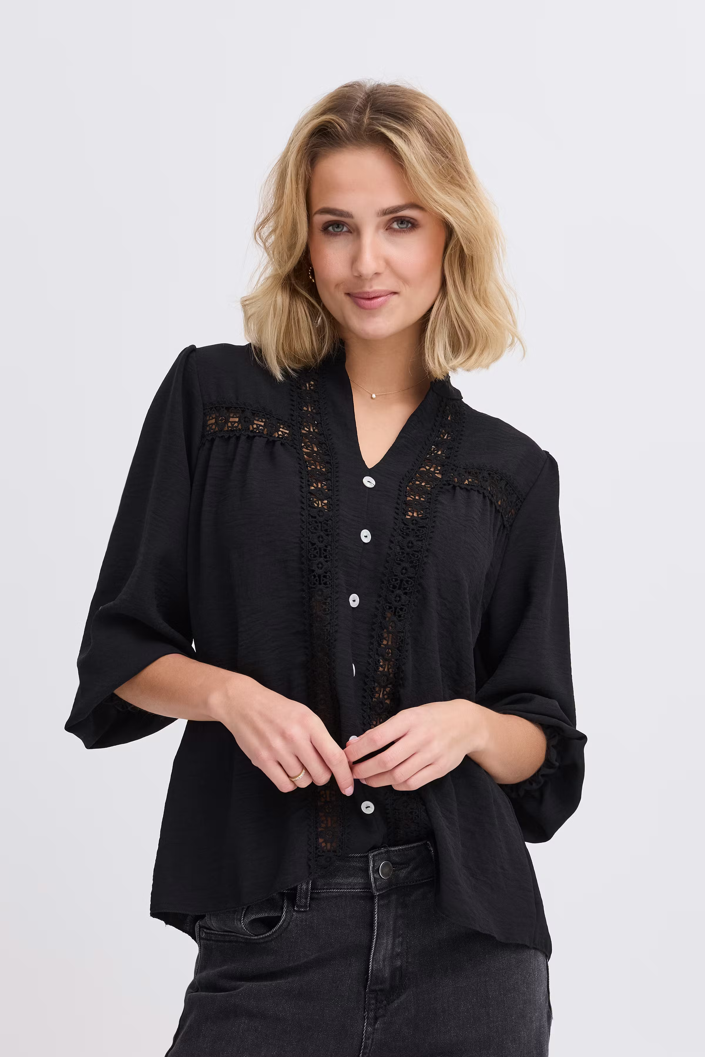 SBGENIA Bluse LOOKBOOK FRONT 22100867-190303