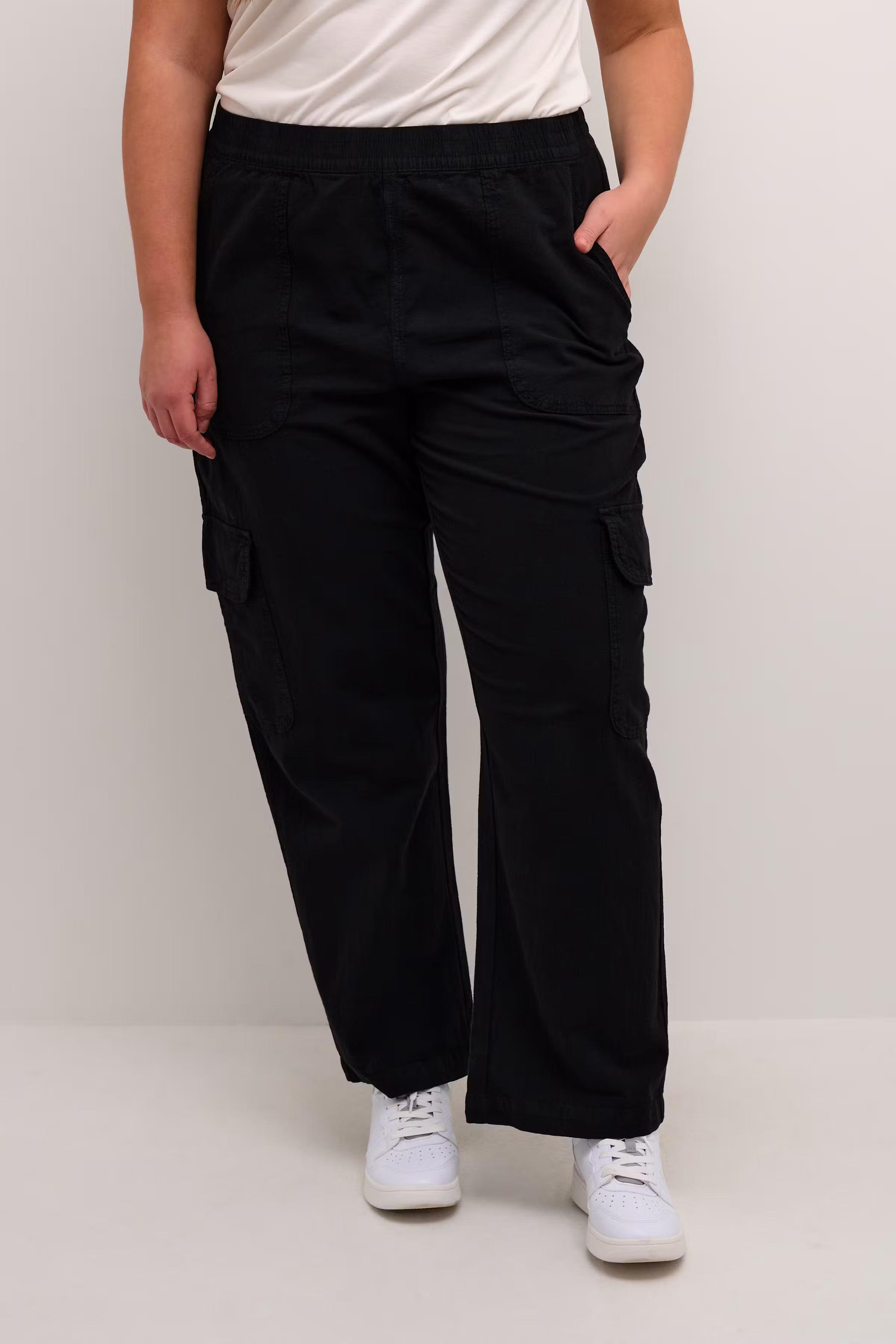 KCnana Cargo Trousers LOOKBOOK FRONT 10582110-100121