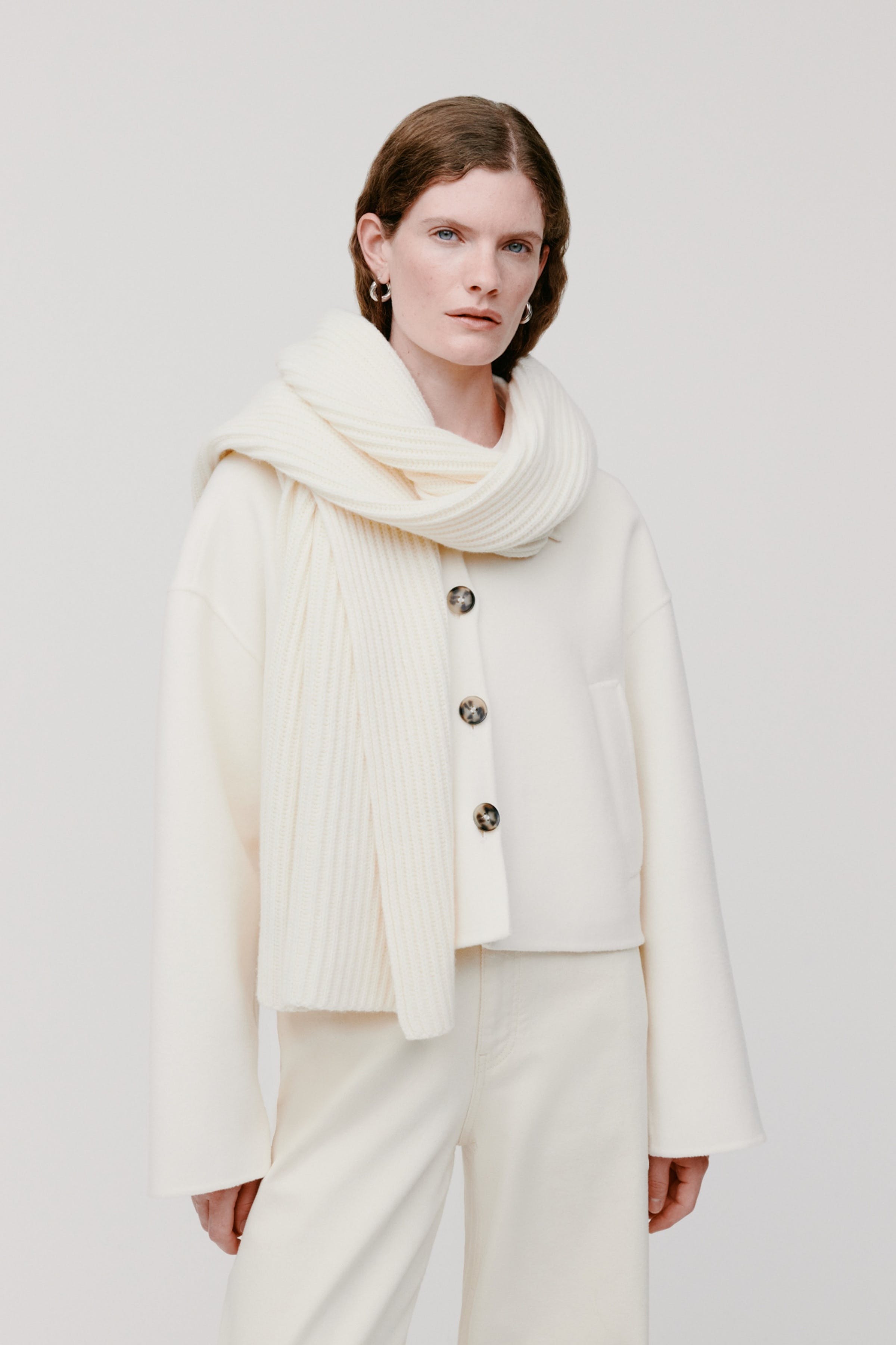 ANGELINA SCHAL LOOKBOOK FRONT 30600776-WH020