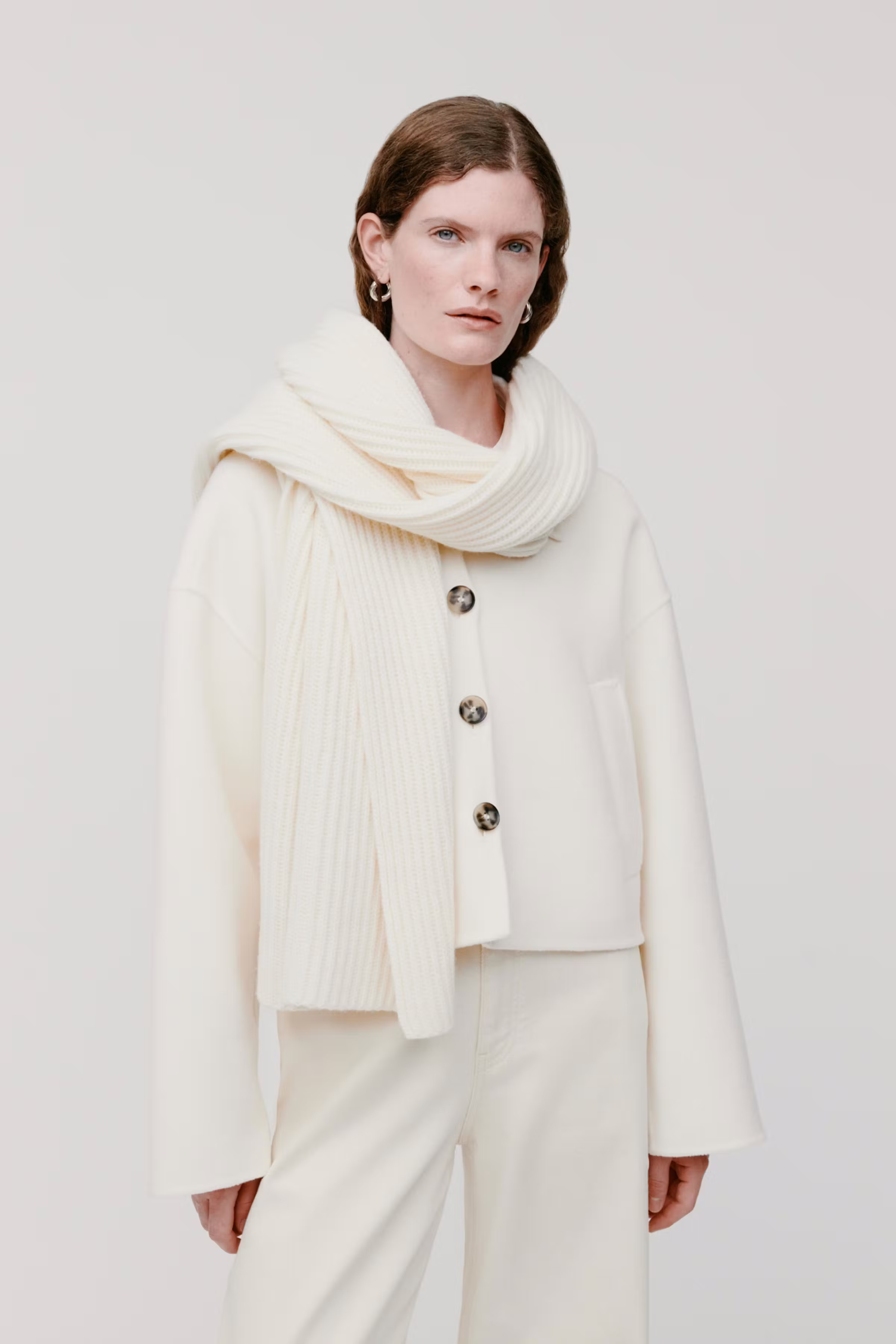 ANGELINA SCHAL LOOKBOOK FRONT 30600776-WH020