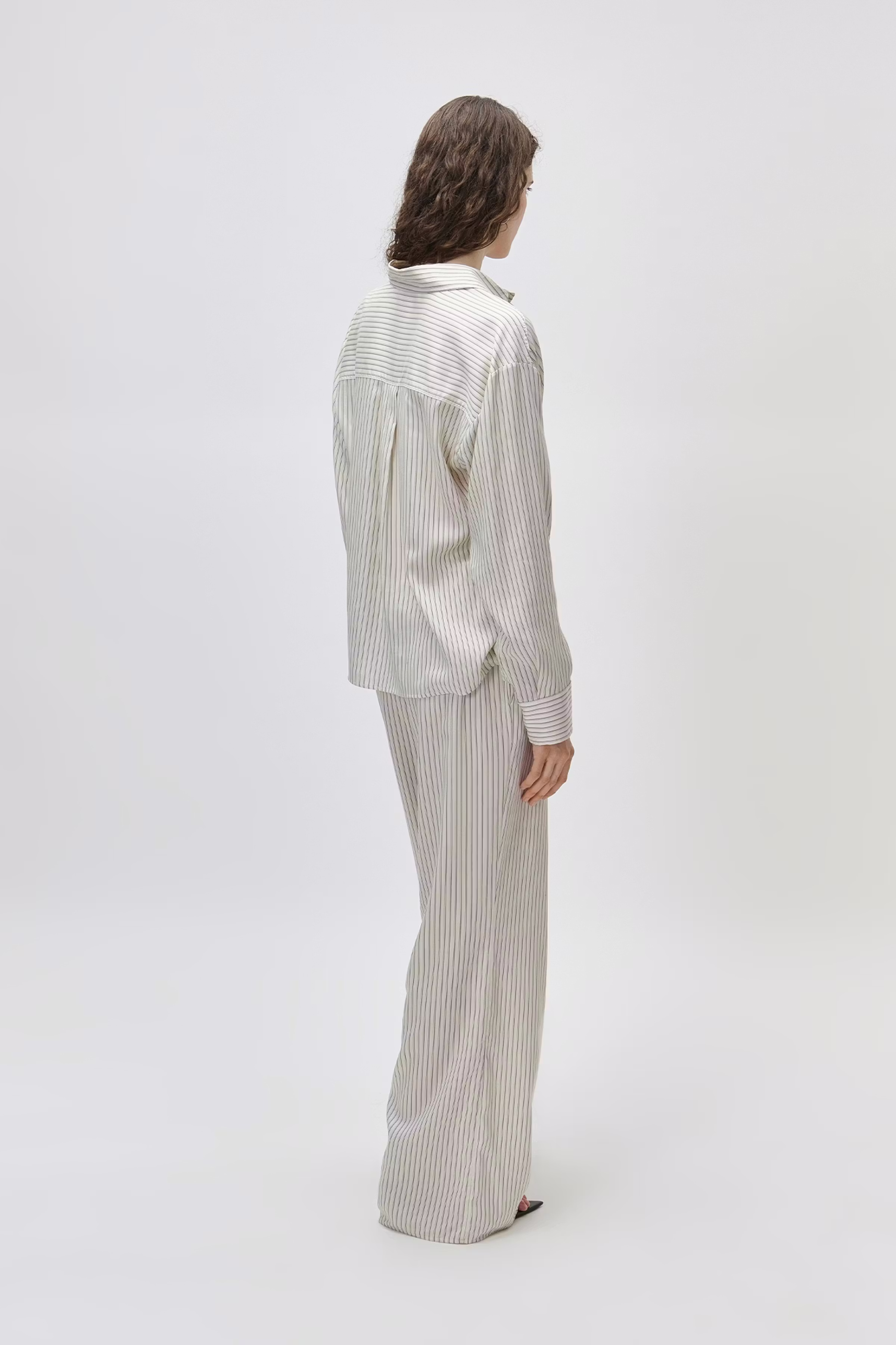 EMIRA Shirt LOOKBOOK BACK 30600580-MC2167