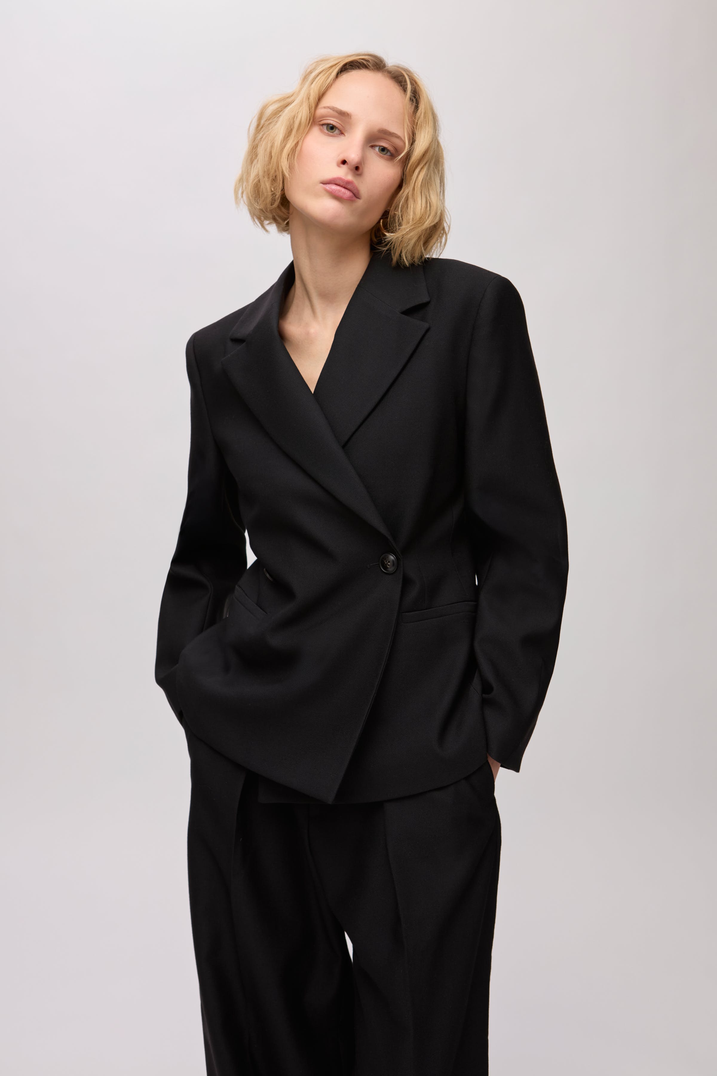 IOJolene Blazer LOOKBOOK FRONT 30600129-BK999