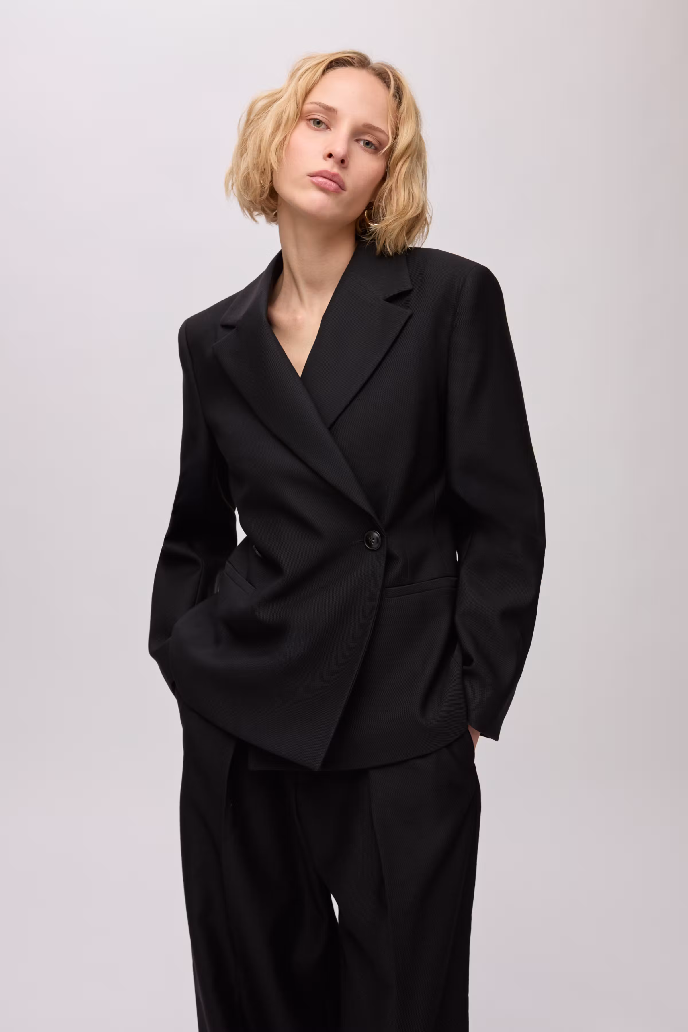 IOJolene Blazer LOOKBOOK FRONT 30600129-BK999
