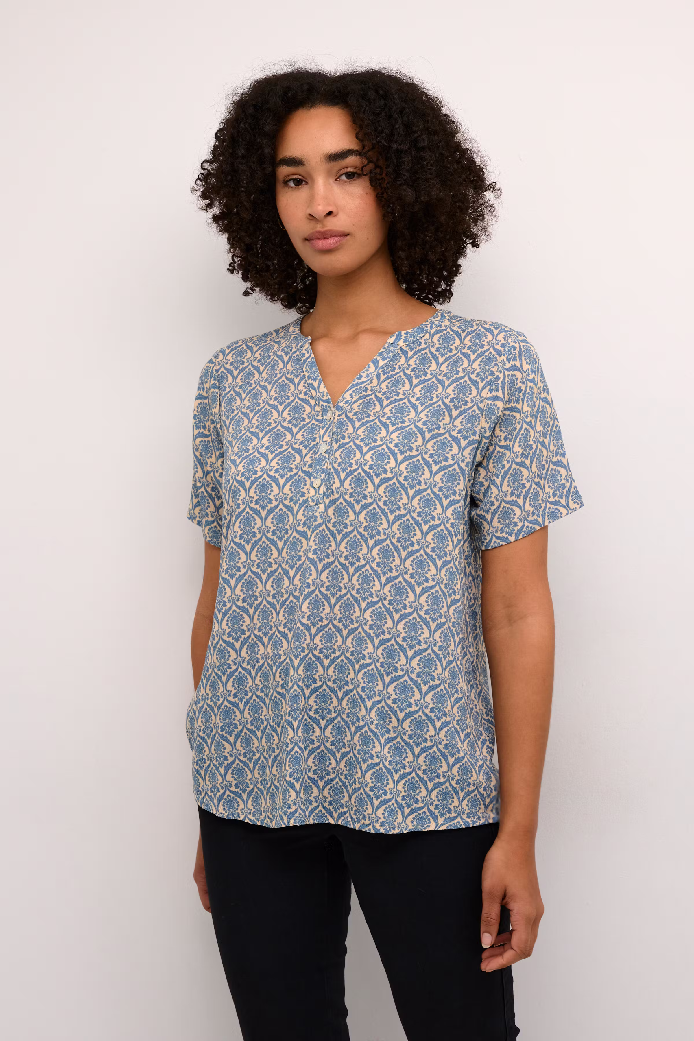 Kortermet bluse LOOKBOOK FRONT 10551375-106954