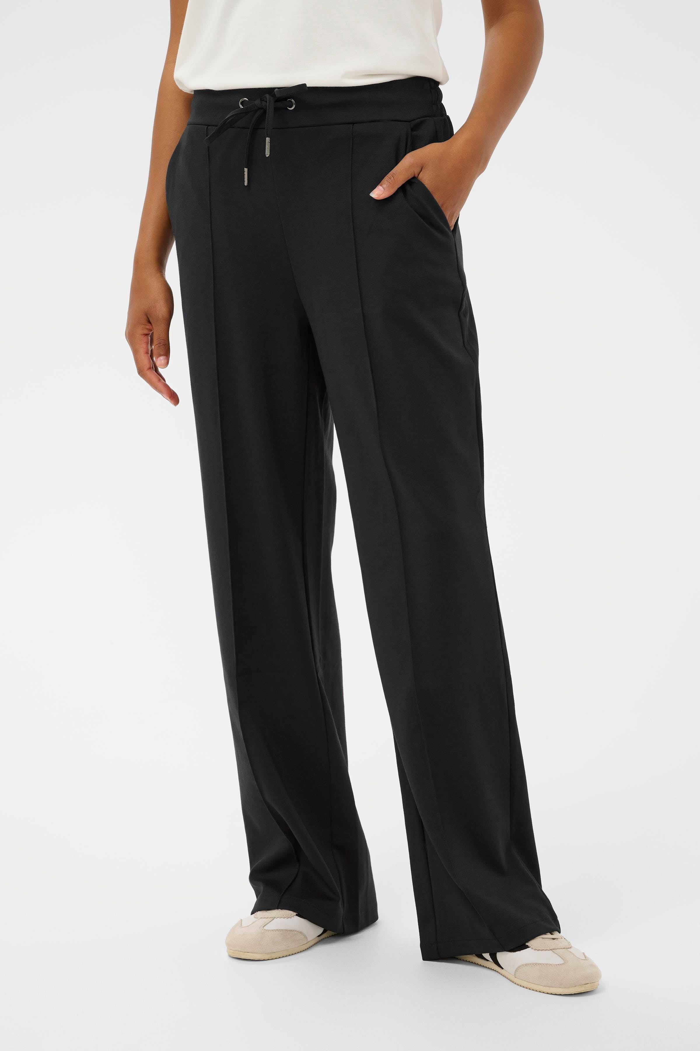 KAsakura Cropped Pants in black deep colour | KAFFE Clothing