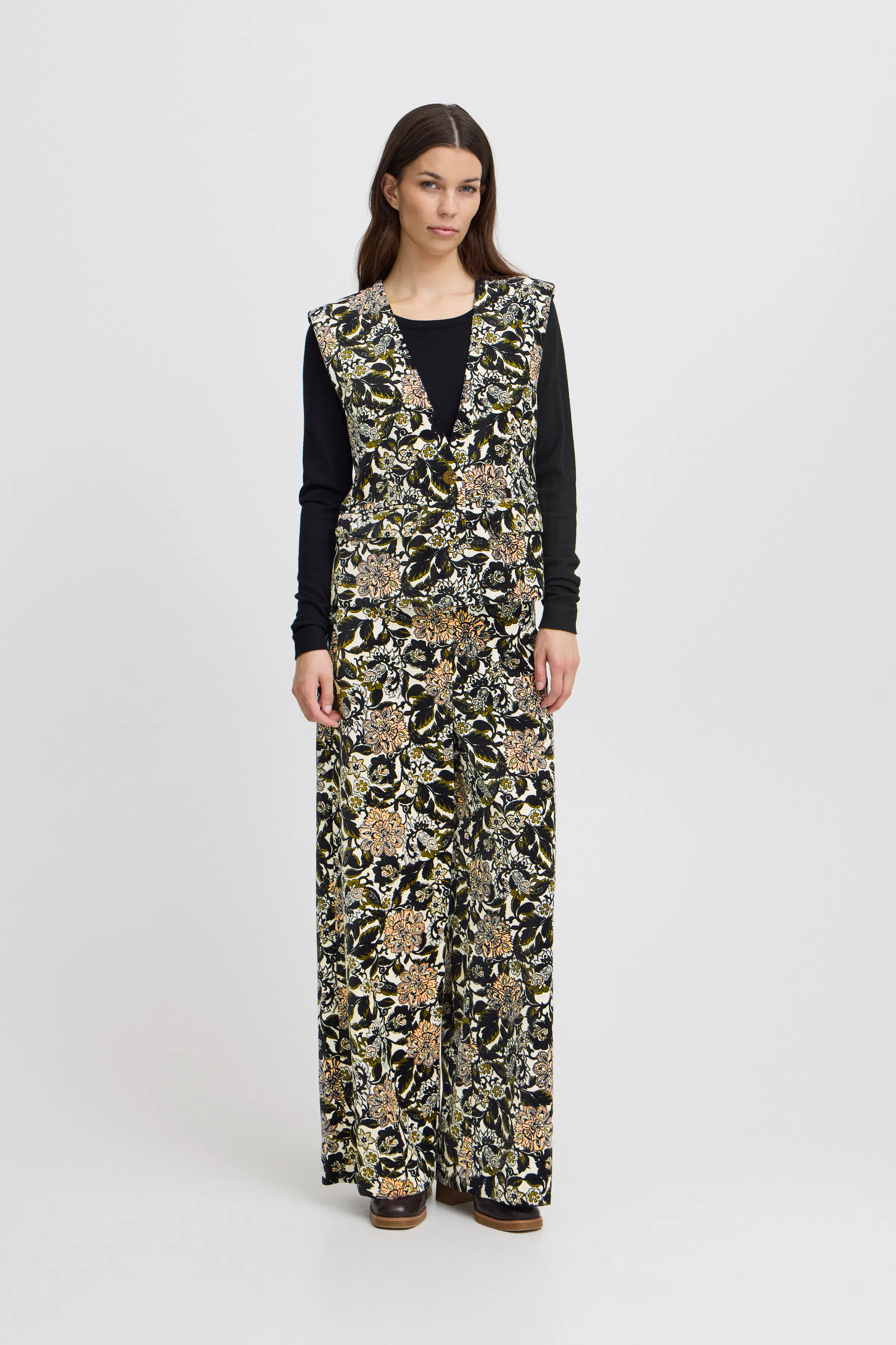 IRVELVA Weste LOOKBOOK FRONT 20121621-203454