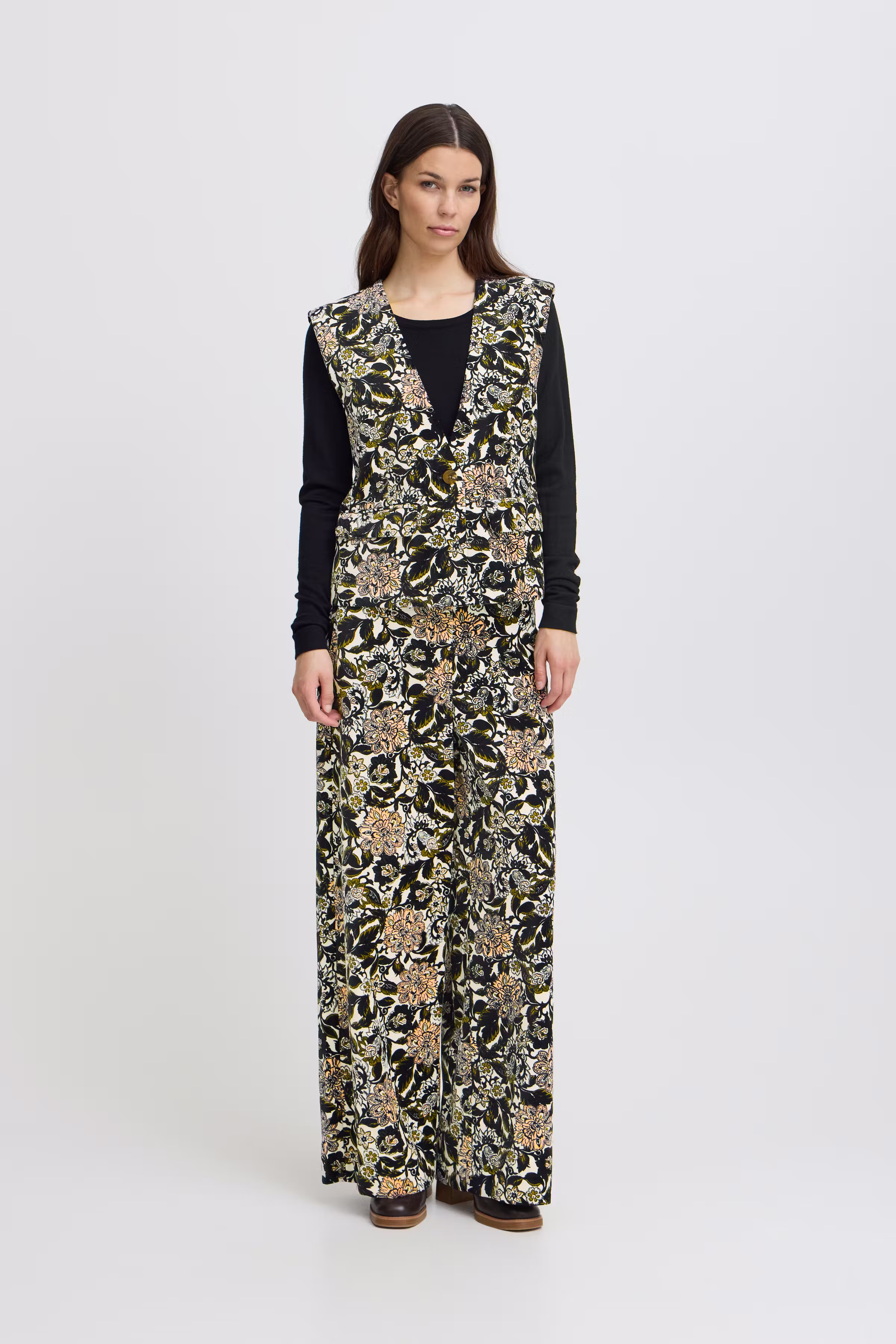 IRVELVA Weste LOOKBOOK FRONT 20121621-203454