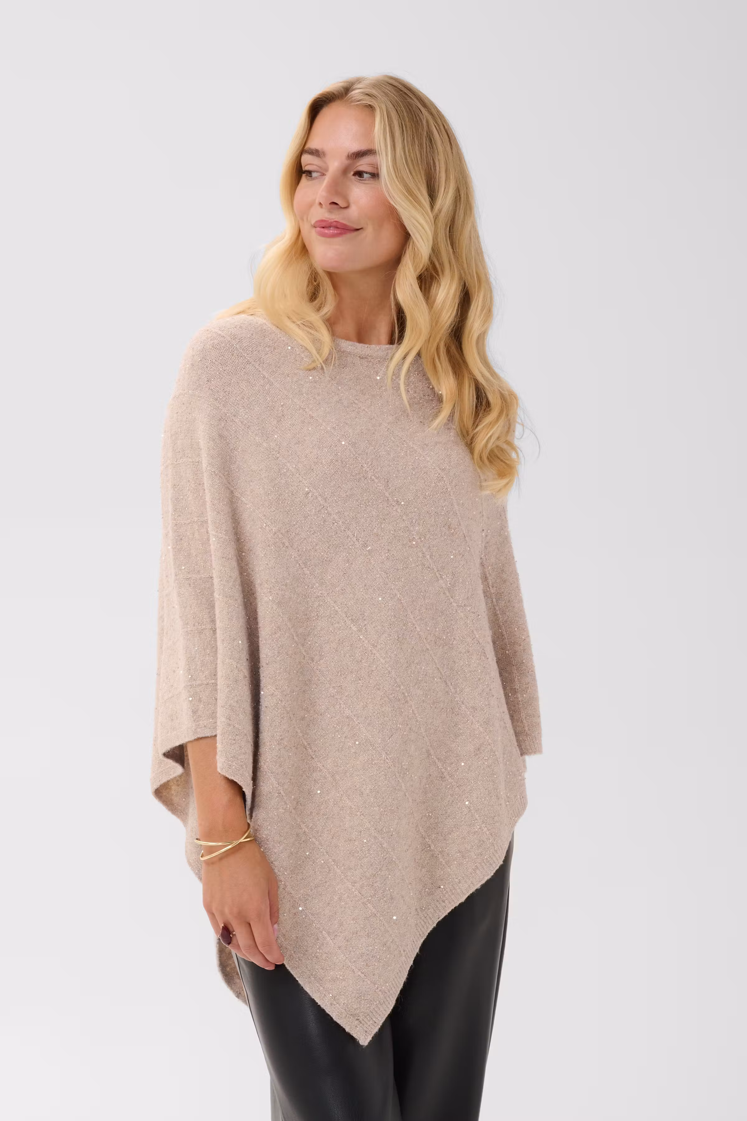 CRJone Poncho LOOKBOOK FRONT 10615557-100232