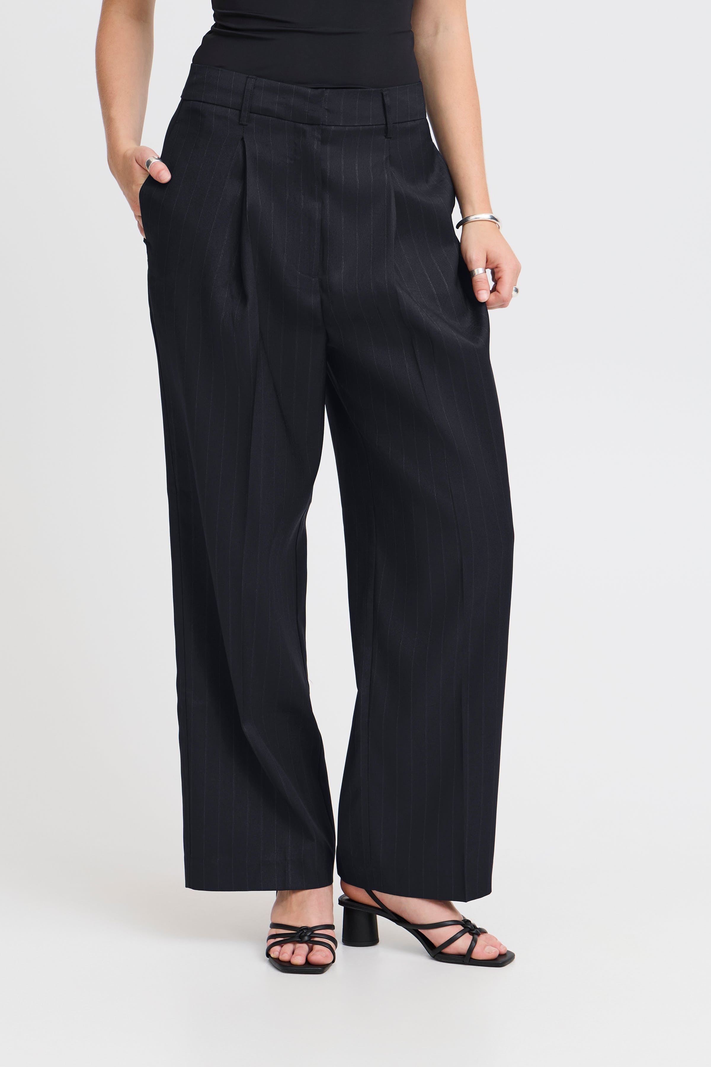 IHFIALO Hose LOOKBOOK FRONT 20121828-203906