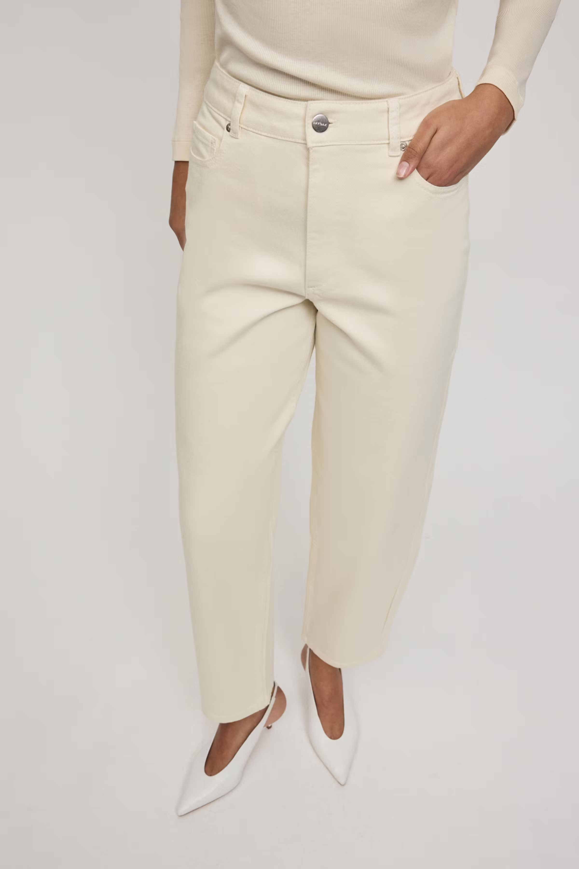 IOPETRA JEANS LOOKBOOK FRONT 30600612-WH011