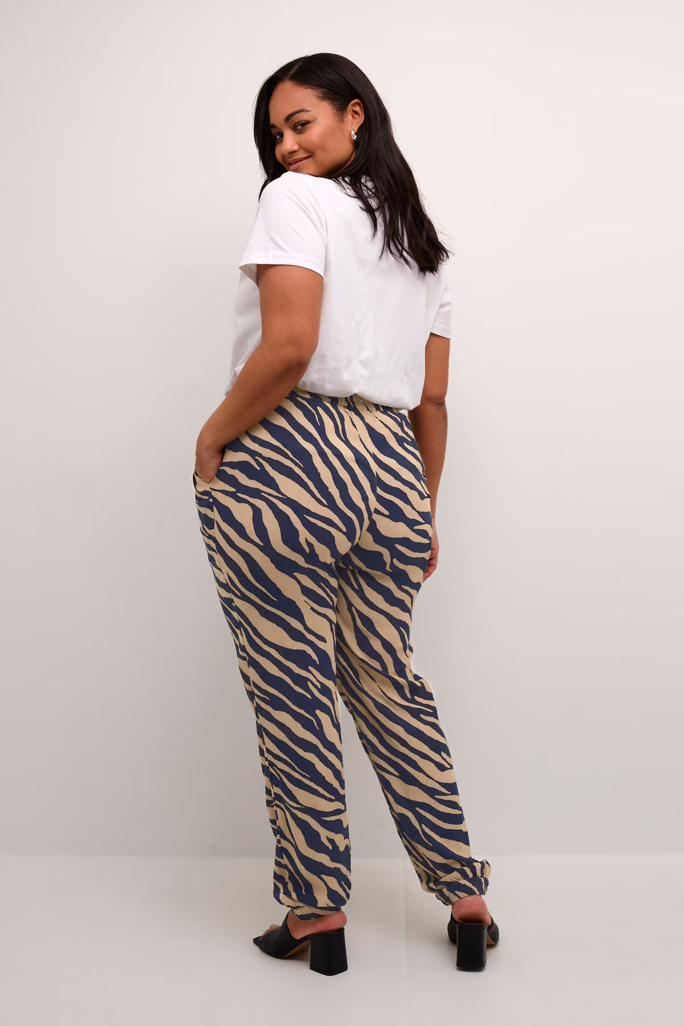 KCmarca Trousers LOOKBOOK BACK 10581681-106332