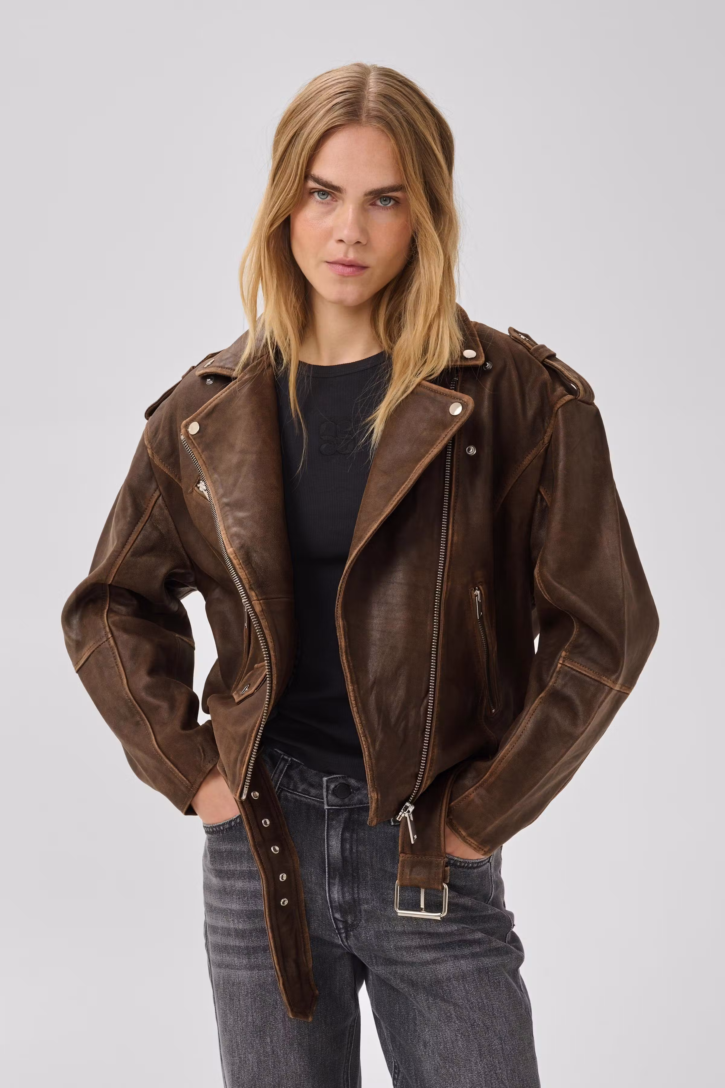 01 THE GILO LEATHER JACKET LOOKBOOK FRONT 10704658-105575