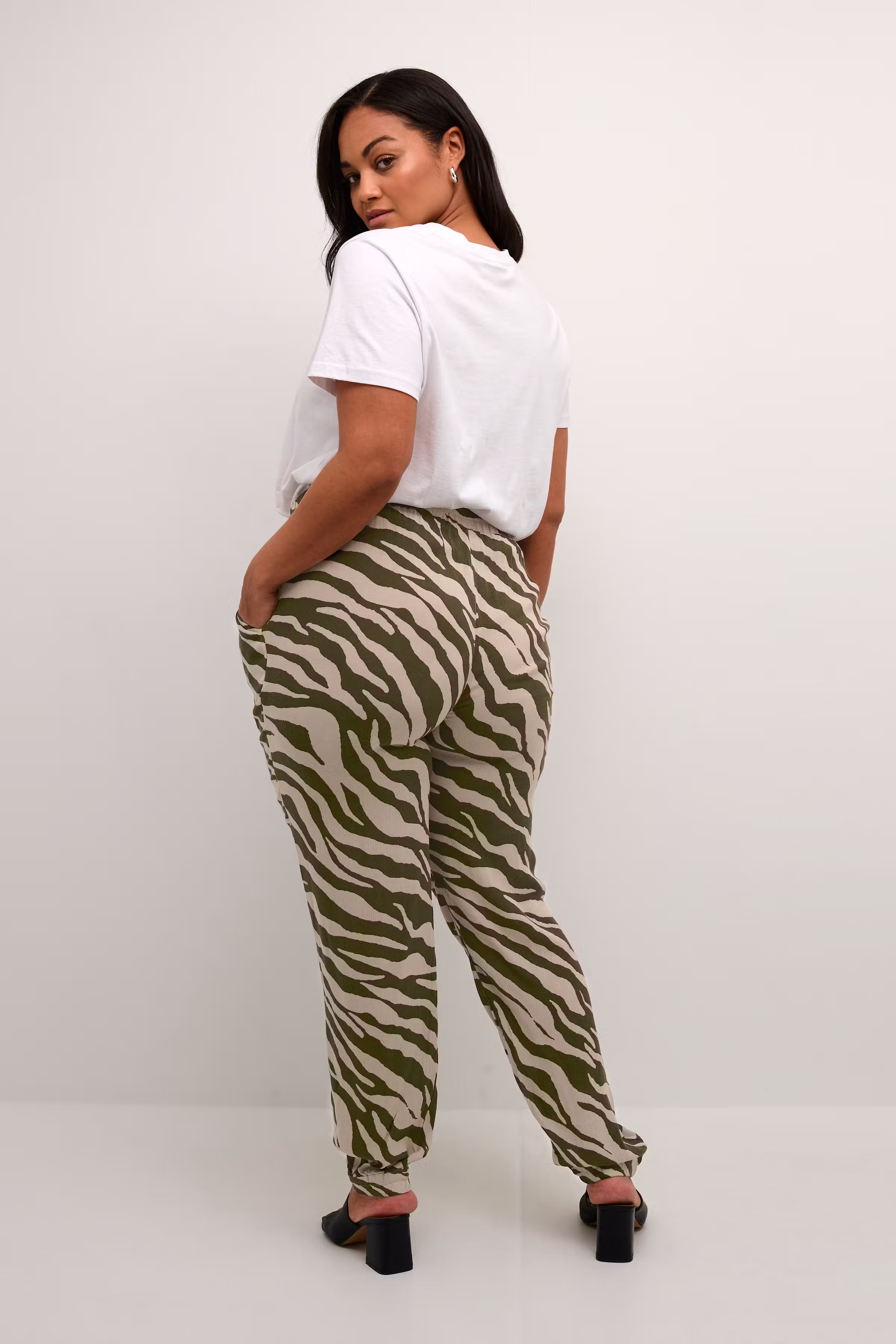 KCmarca Hose LOOKBOOK BACK 10581681-106060