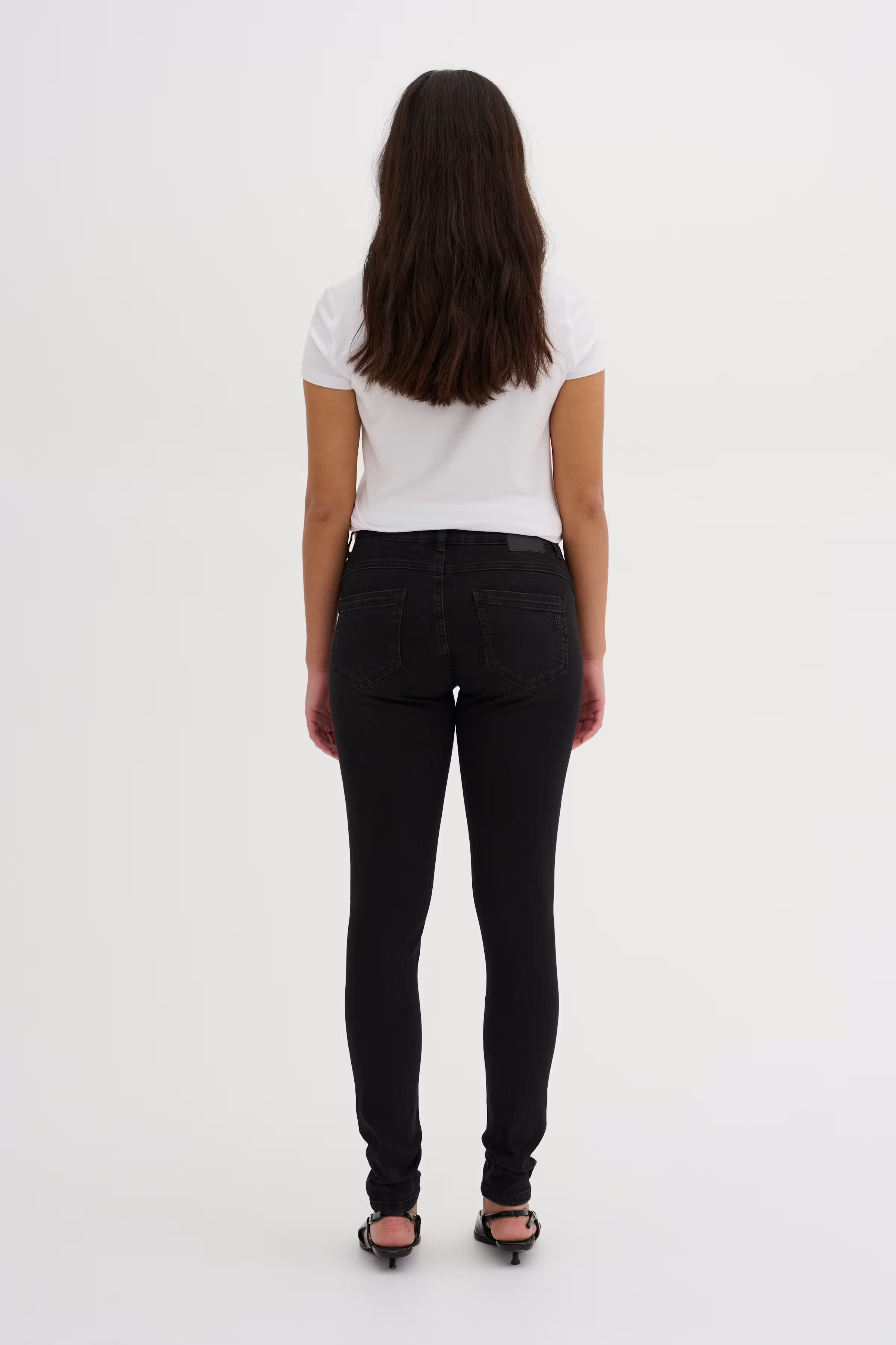 32 THE CELINA 100 SLIM LOOKBOOK BACK 10703568-100069