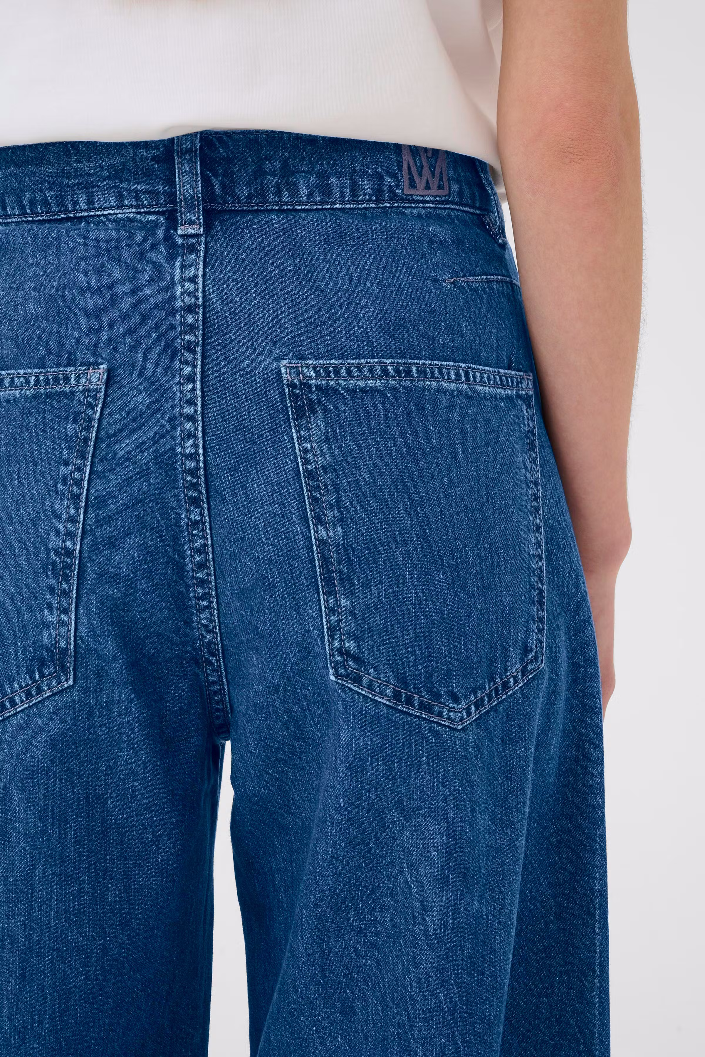 NaavaIW Barrel Jeans LOOKBOOK DETAIL 30110841-300325