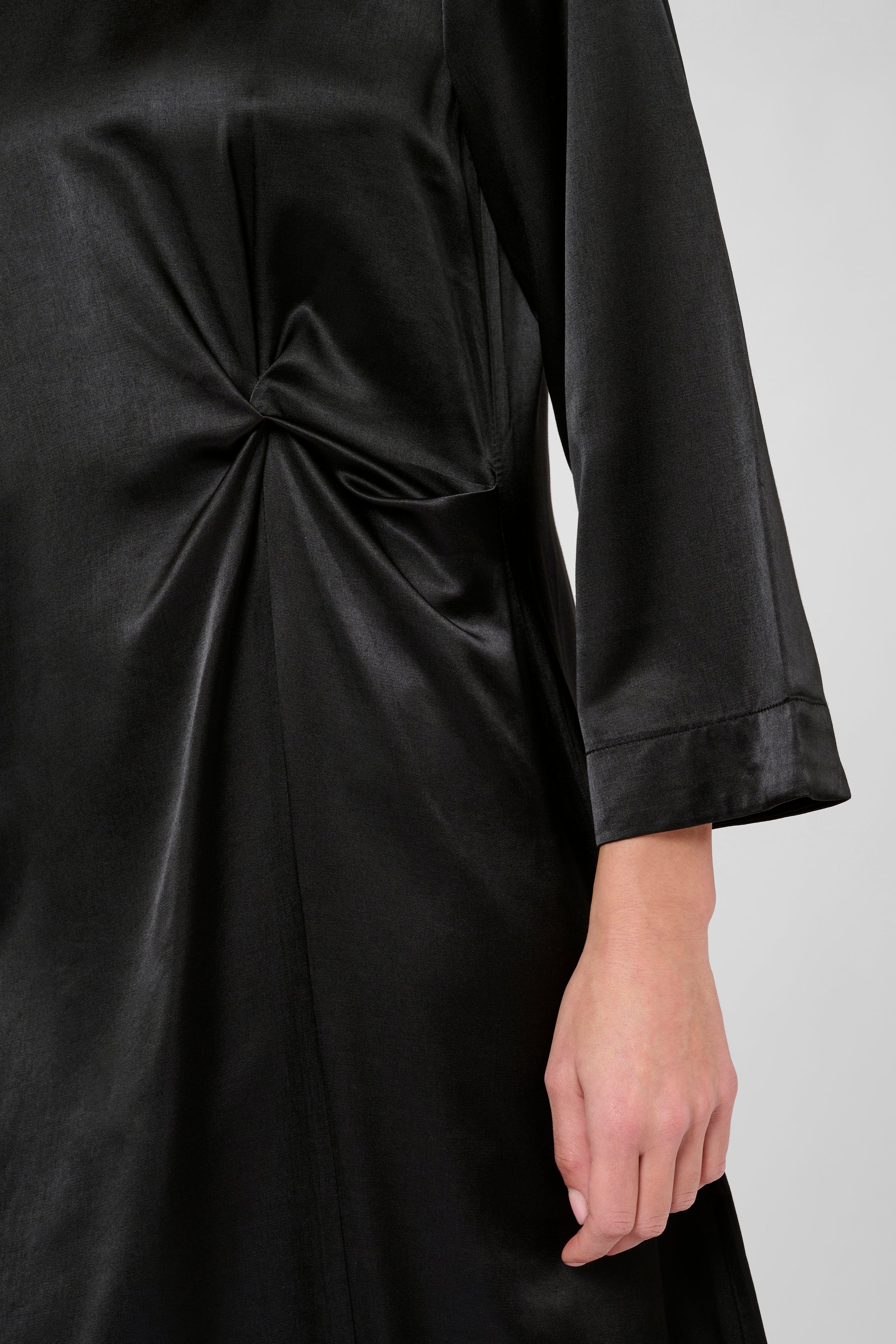 CUmollie Satinkjole LOOKBOOK DETAIL 50112291-500012