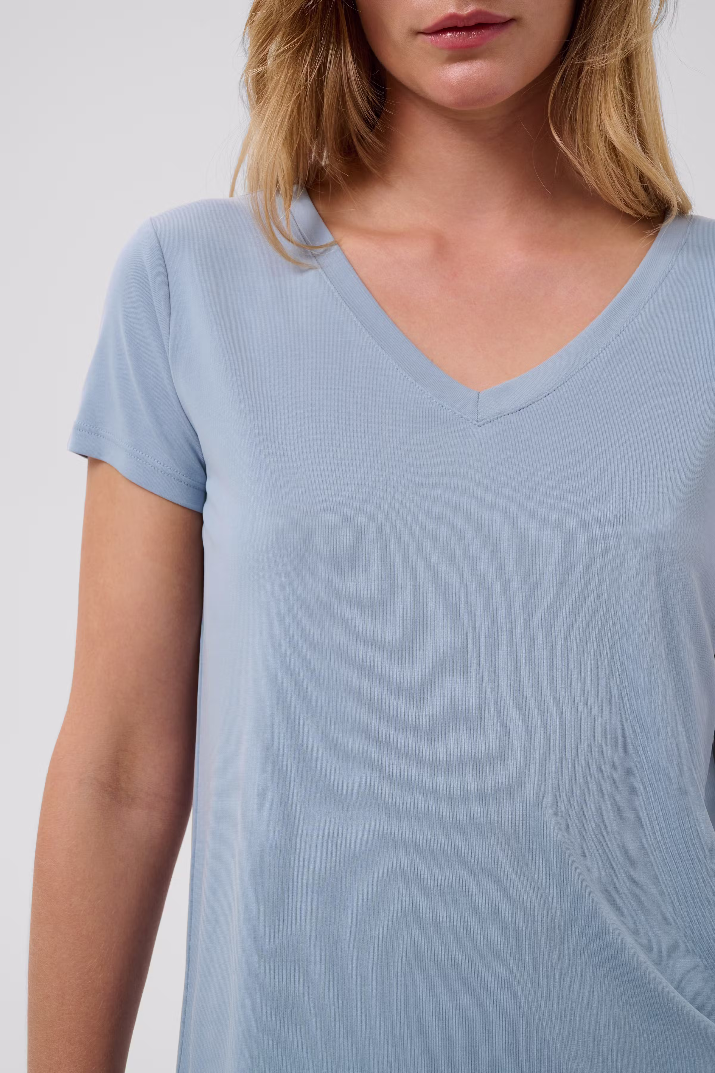 SLColumbine V-neck T-shirt LOOKBOOK DETAIL 30404284-164013