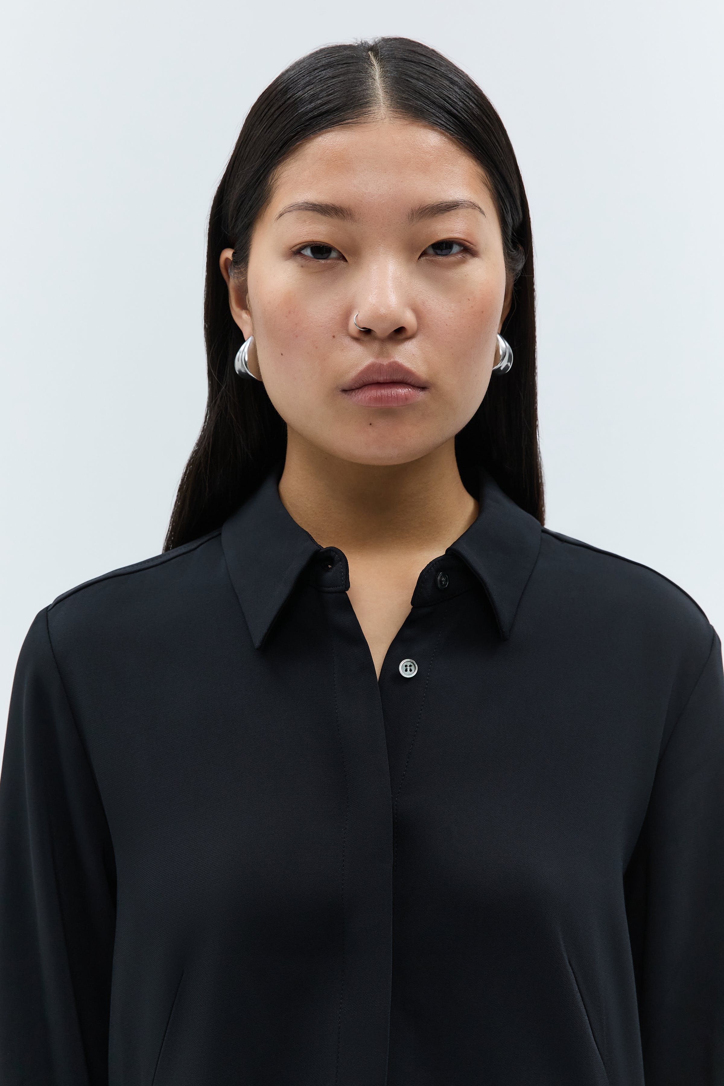 IOBrittany BLOUSE LOOKBOOK FRONT 30600012-BK999