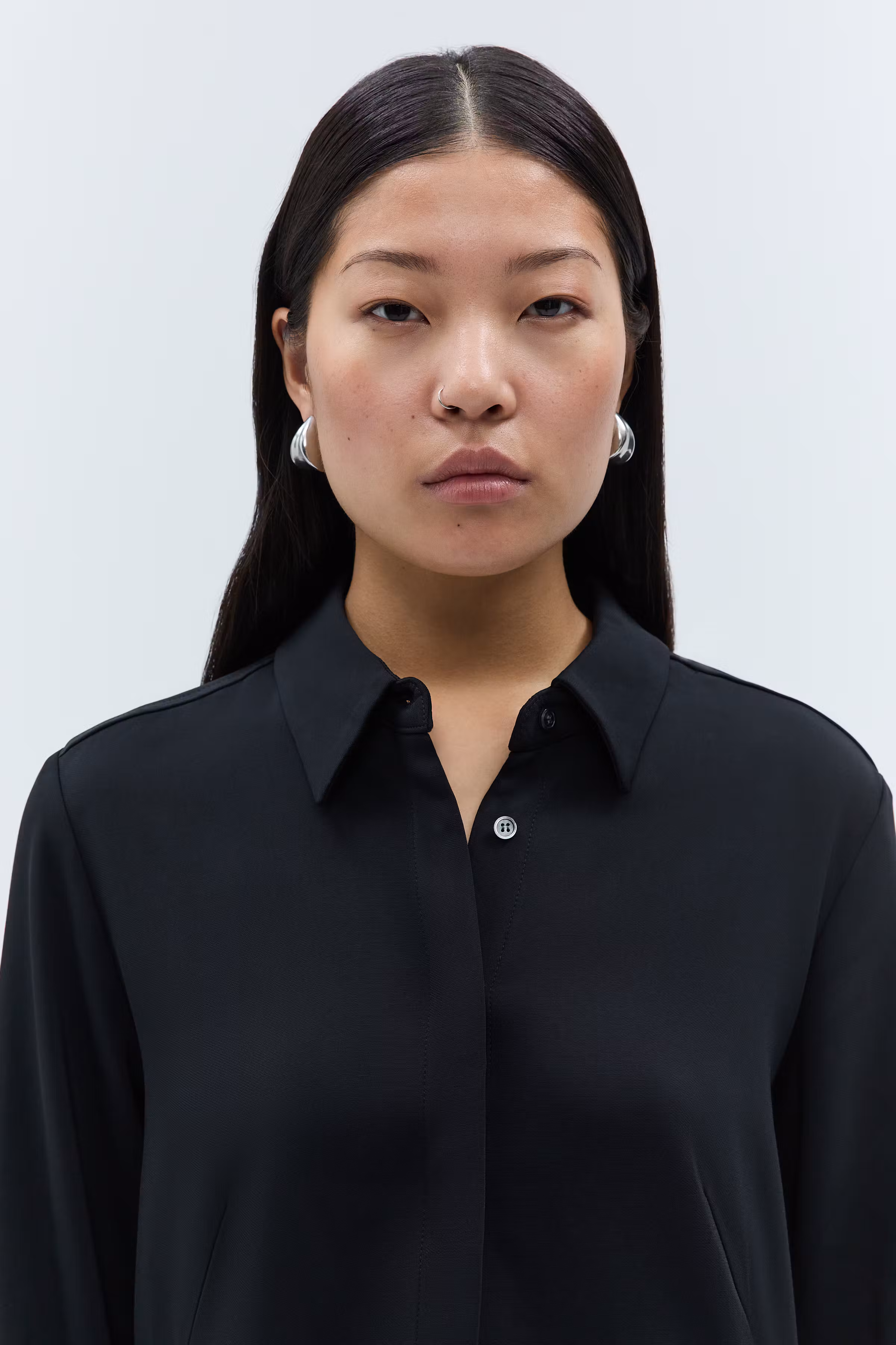 IOBrittany BLOUSE LOOKBOOK FRONT 30600012-BK999
