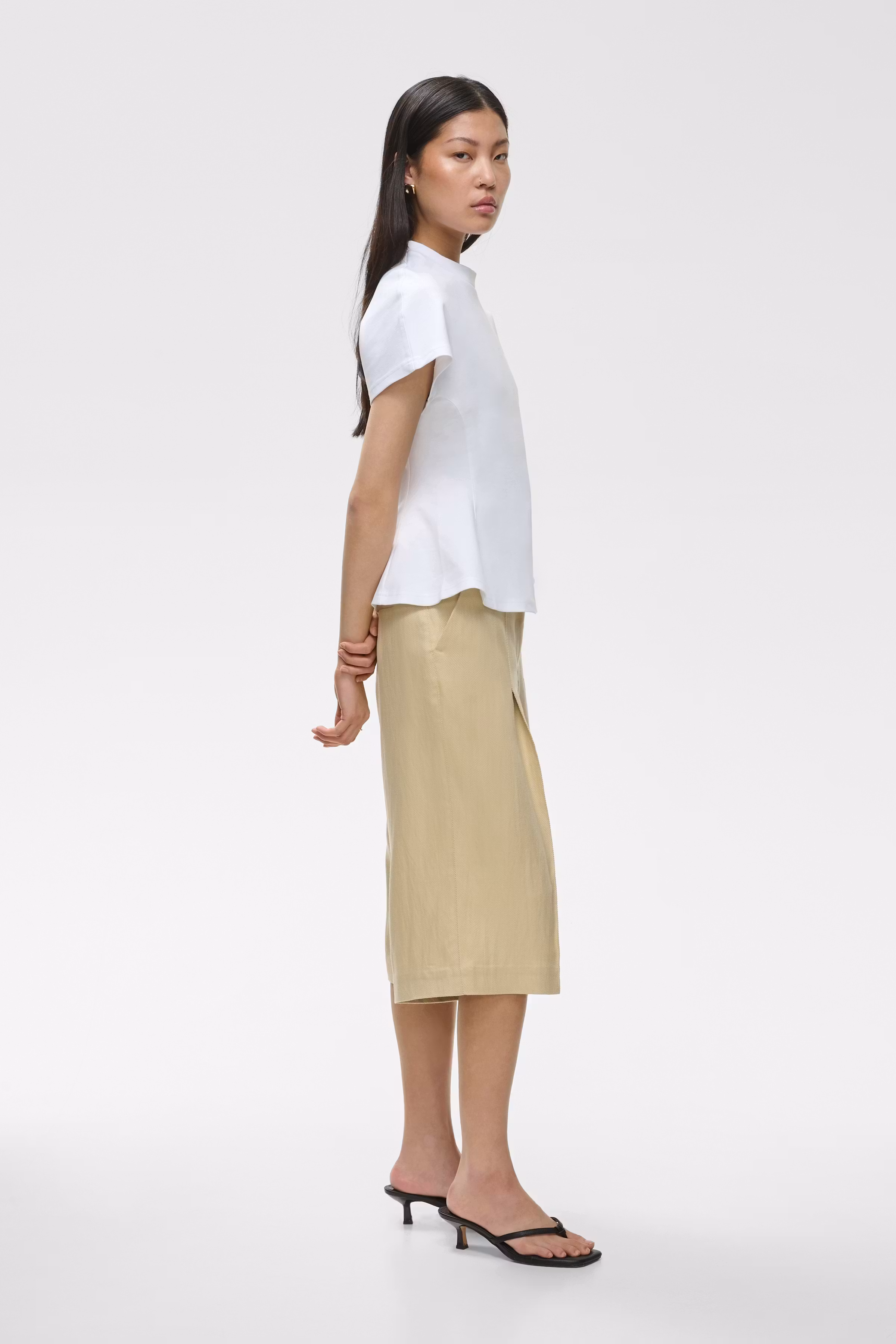 IOPLUM Shorts LOOKBOOK FRONT 30600633-BE458