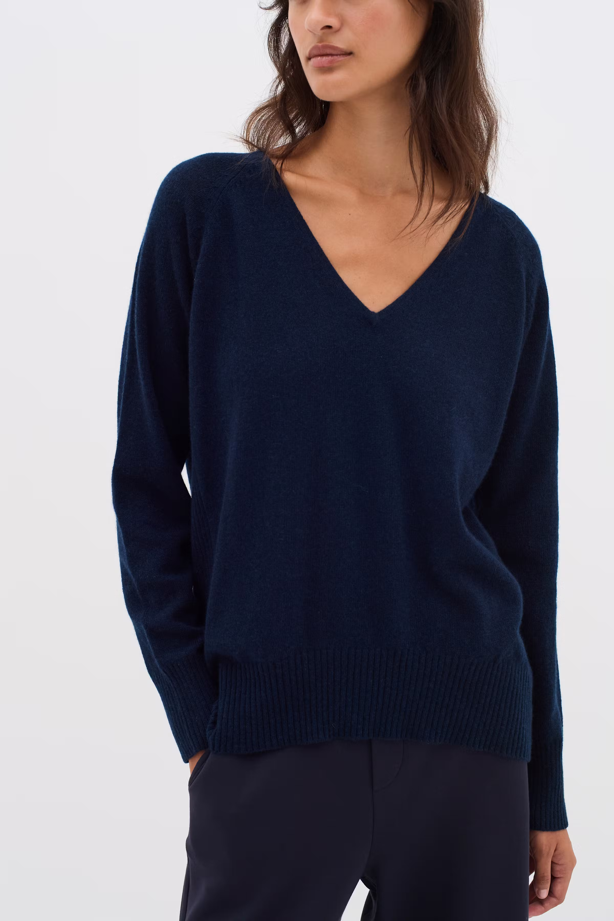 LukkaIW V-neck Kashmir Pullover LOOKBOOK DETAIL 30104240-300005