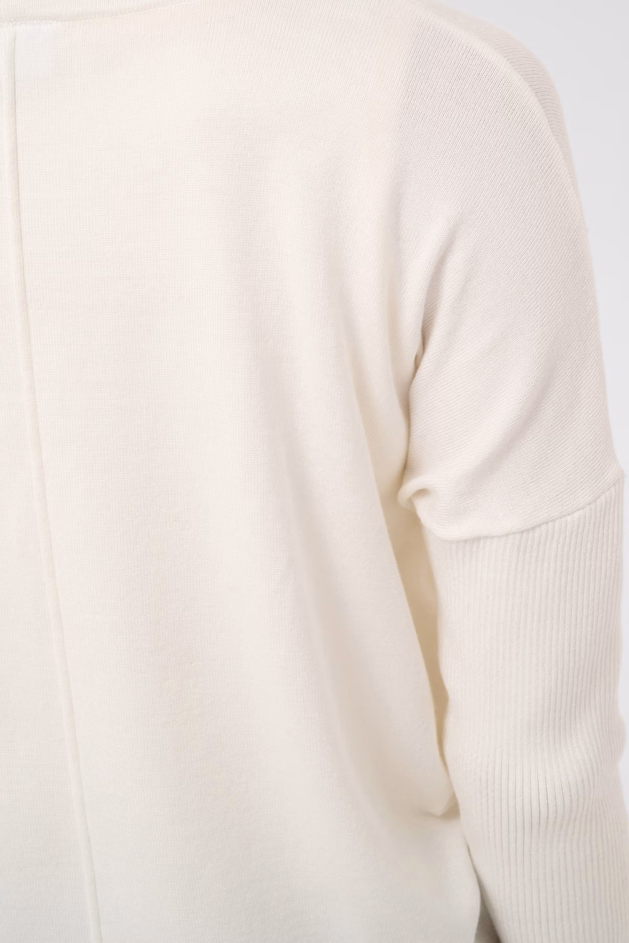 MilaSZ R-Neck Pullover
 LOOKBOOK DETAIL 30500003-110605